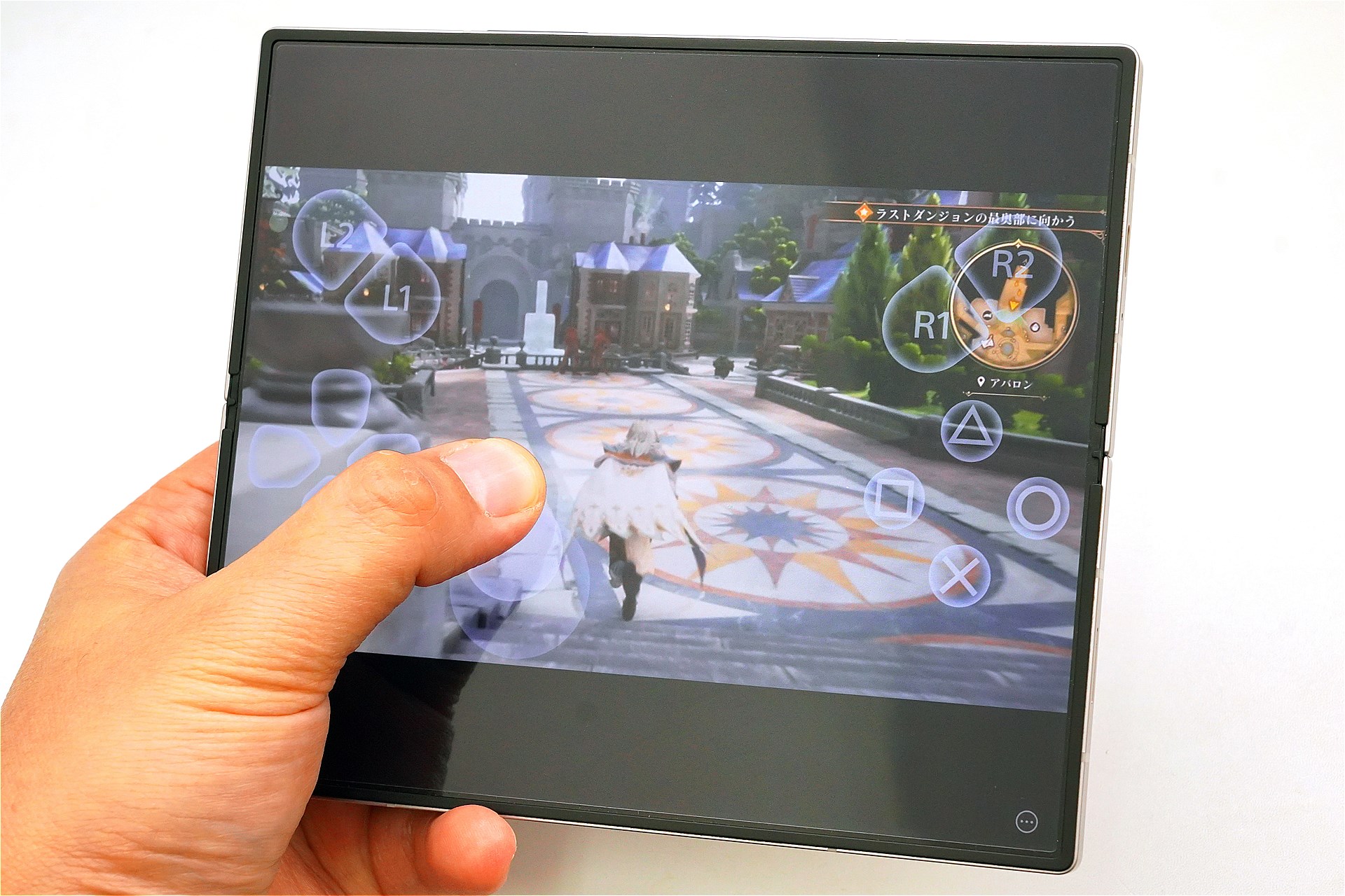 画面が大きく、映像に迫力があるが、タブレットよりはコンパクトなため、バーチャルコントローラーでもそこそこきちんと操作可能。思った以上にフォルダブルスマホ向きのサービスだった