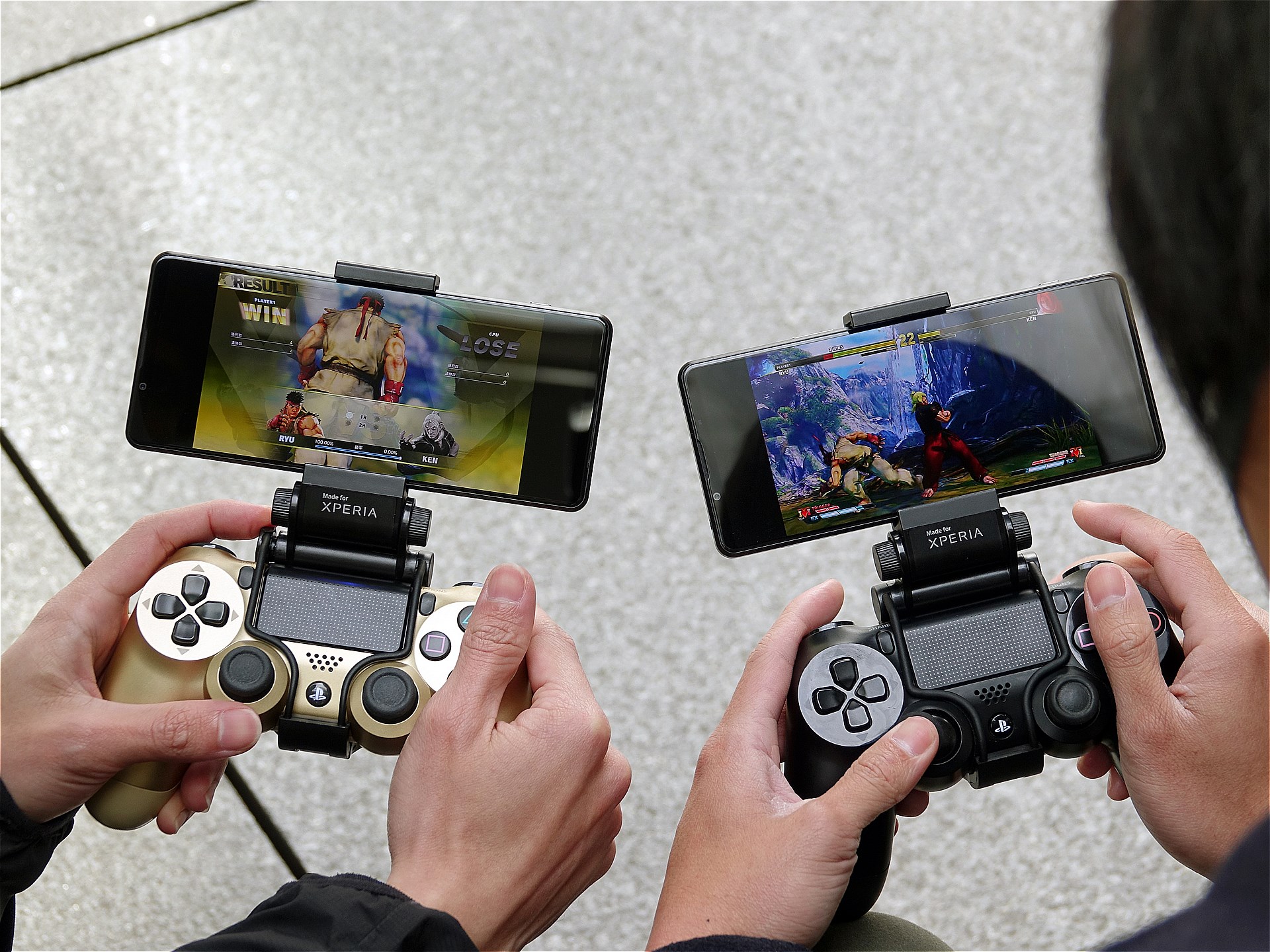 KDDIが2022年3月に公開したネットワークスライシングのデモ。左の対応端末の方が、動きが滑らかで引っかかりが一切なかった。結果として、対戦でも勝利している