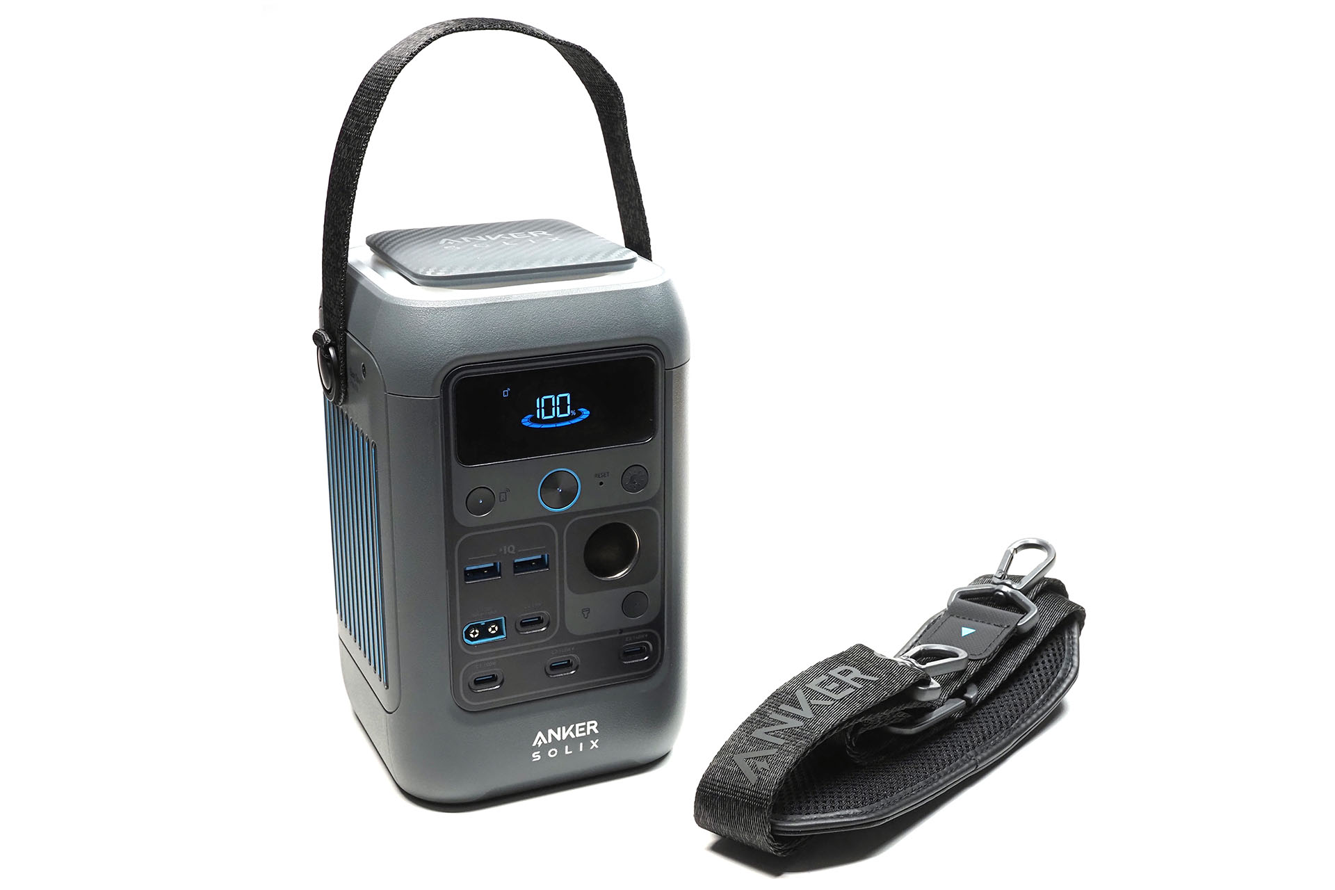 C300 DCの重さは約2.8kg。本体上部にはナイロン製と思われる強靱だがしなやかなハンドルが装着されている。ハンドルには腕を通すこともできる。また付属のショルダーストラップを装着して肩がけなどすることもできるので、やや重いものの位置変えのための持ち運びは容易だ。本体上部にはランタンとして使えるLEDライト（白色）が内蔵されており、引き上げてボタンを押して点灯させることができる。明るさは3段階で変えられる。明るいが眩しく感じないソフトな光を放つランタンだ。