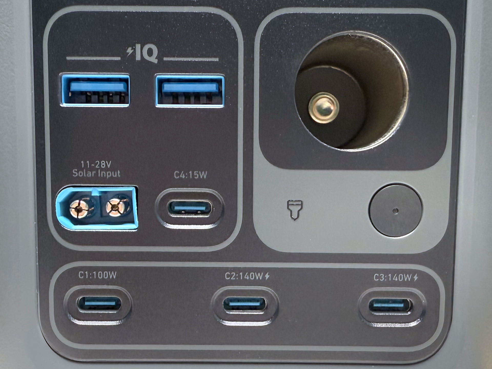 C300 DCのおもな出力端子。最下段に並ぶUSB-CポートはUSB-PD急速給電に対応している。