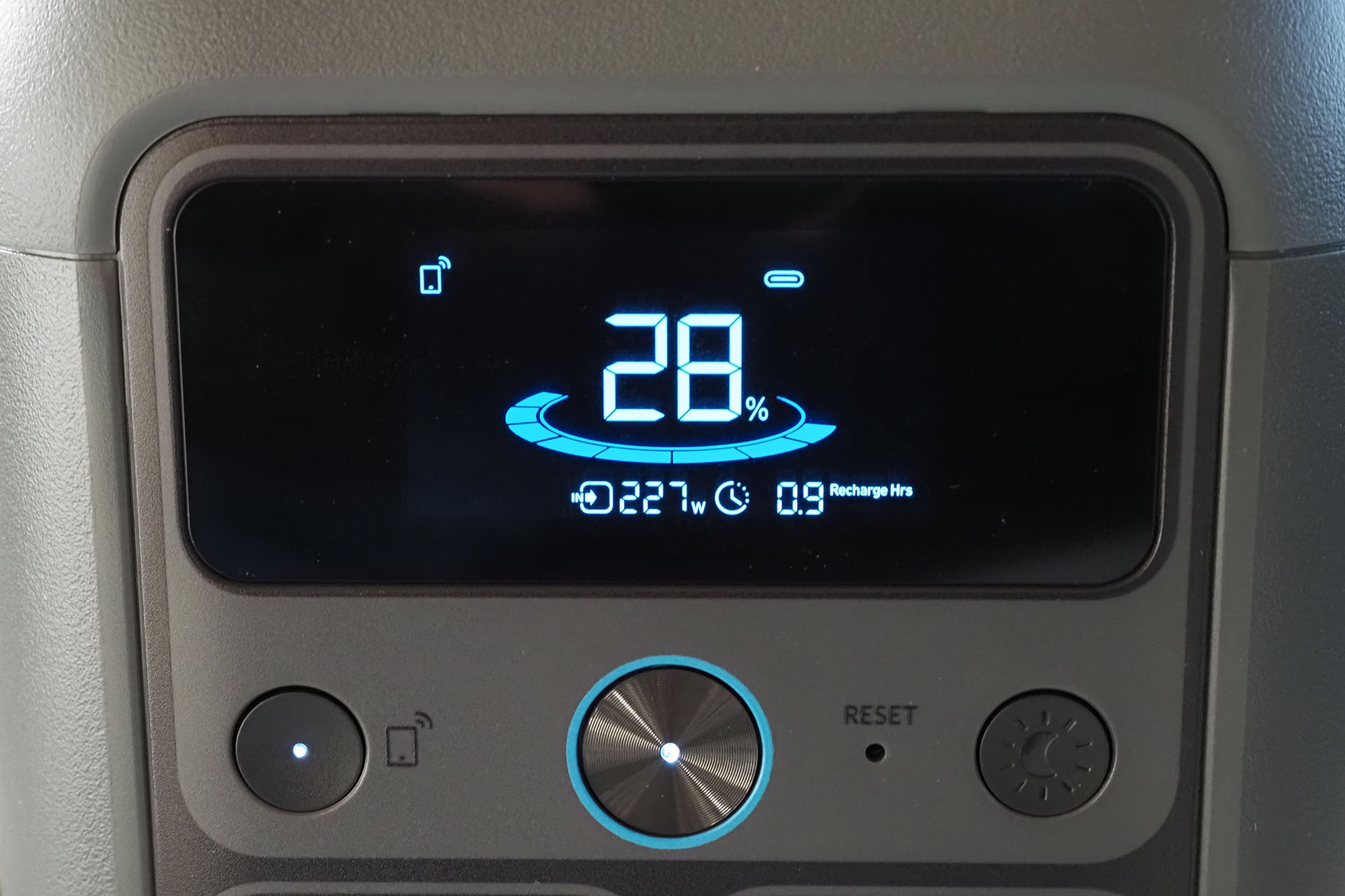 C300 DCの表示パネルで入力中のワット数を確認できる。だいたい200W以上で充電できている感じ。まだ最大の280Wという表示は目撃していない。