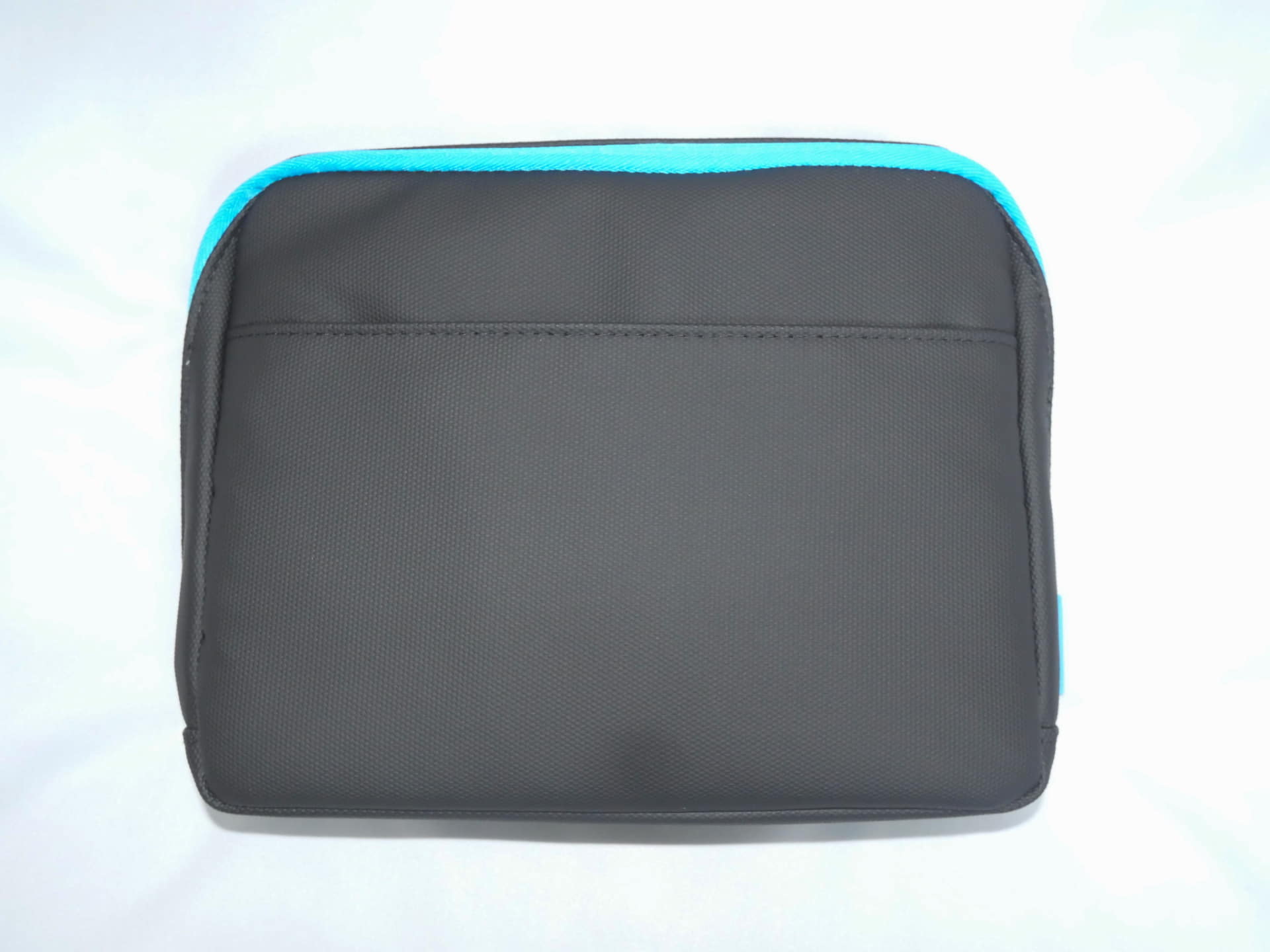 背面にもノートが収納できるスペースが。ノートの収納用となっているが、スマートフォンなども入るサイズ感ではある