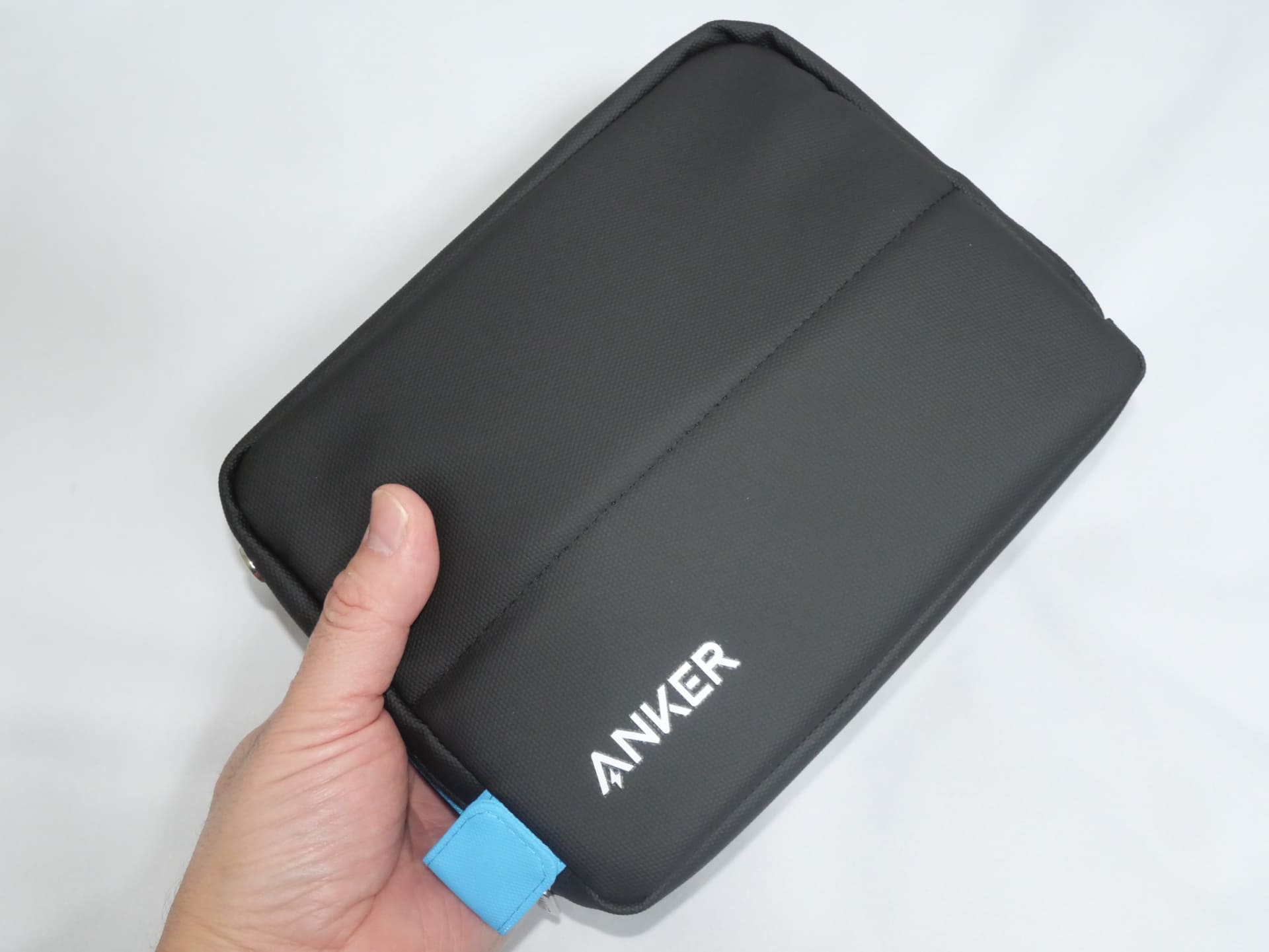 アンカーがコクヨと共同開発した「Anker Smart Pouch」。片手サイズながら多くのデジタル小物を収納できるポーチだ