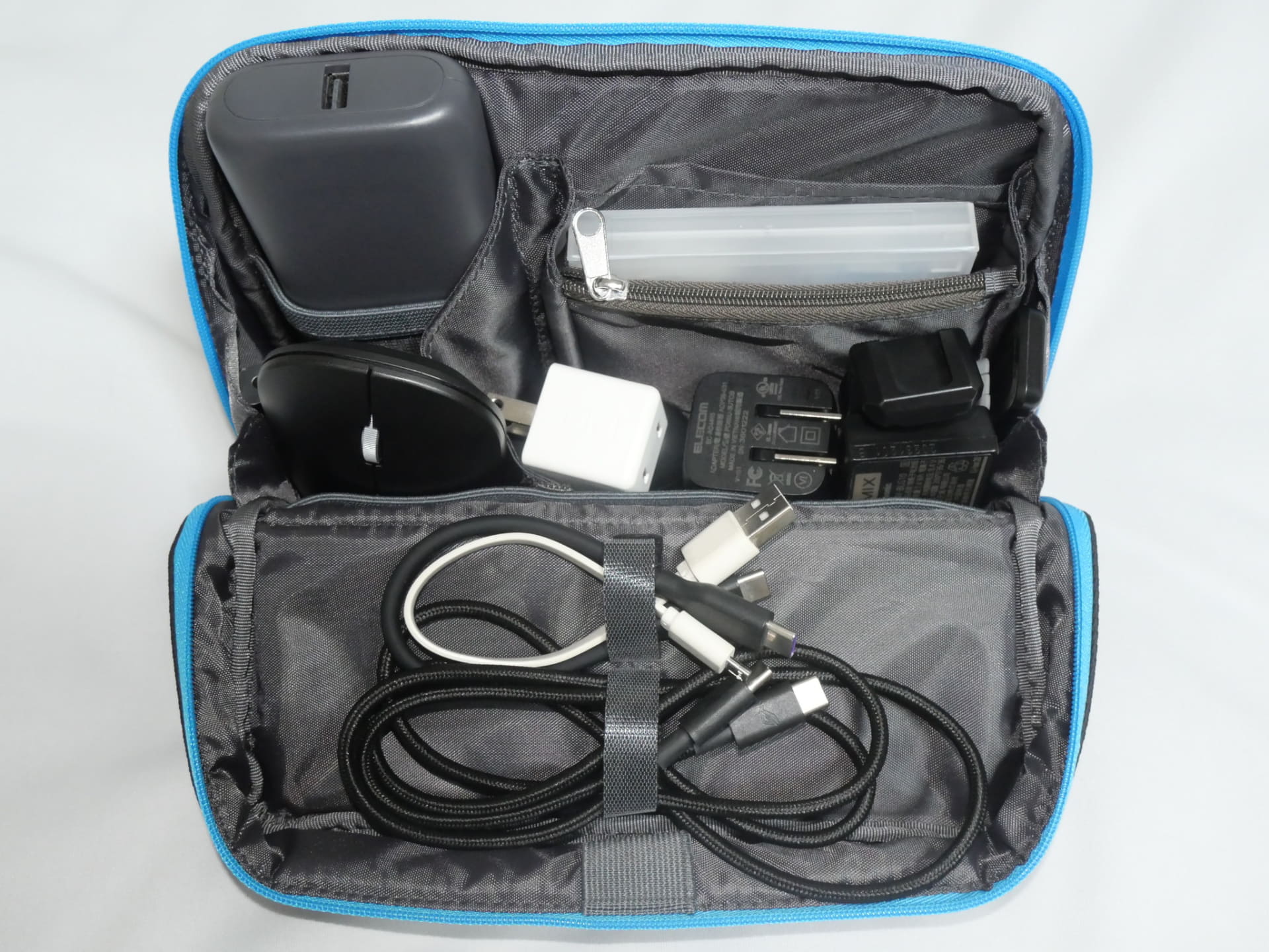 実際に先の小物を全て収納してみたところ。全てすっぽり収まる上にまだ少し余裕があるのが驚きだ