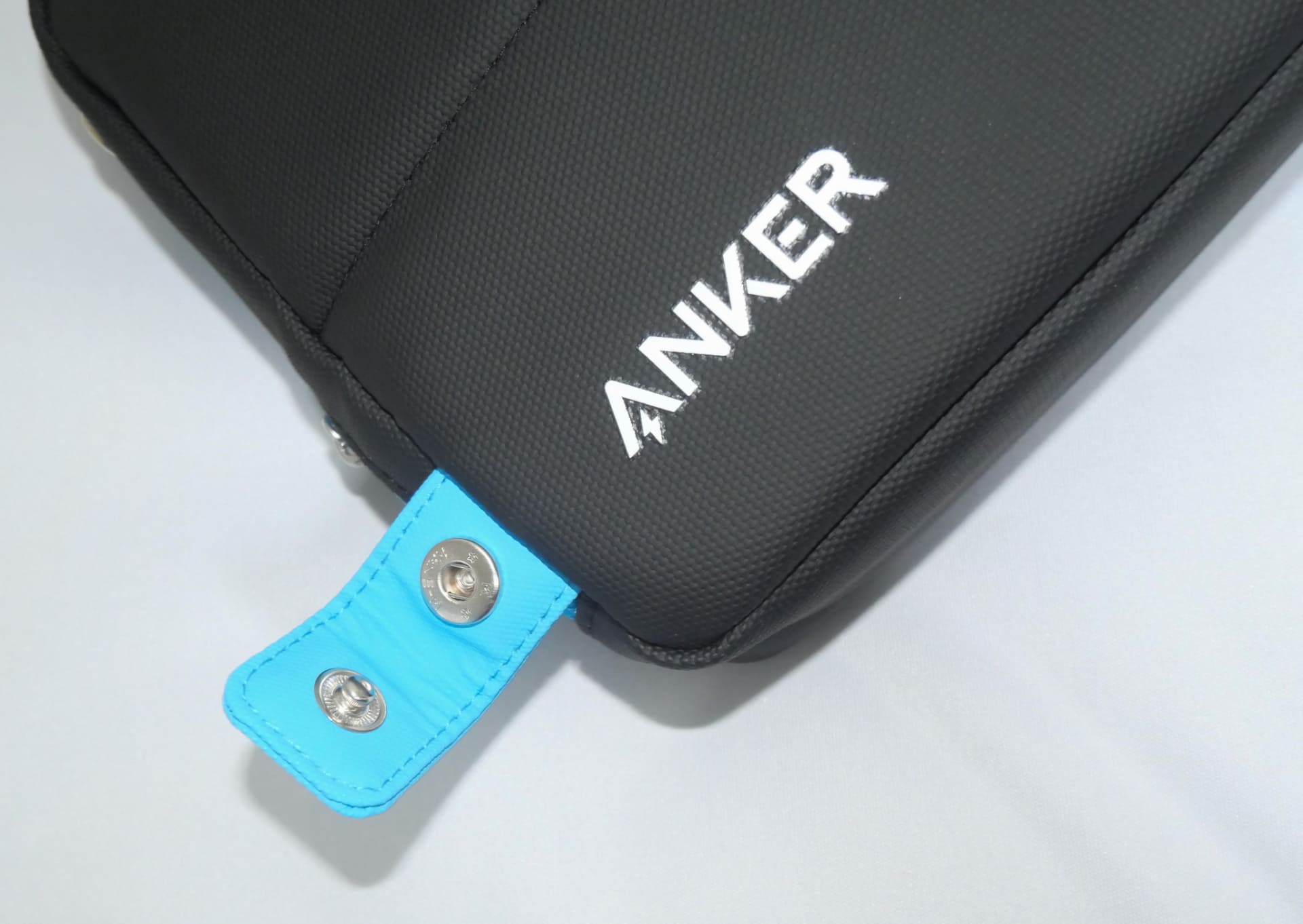 青いタグのような所はボタンで留められており、これを外して開いたフリップ部分を留めることができる