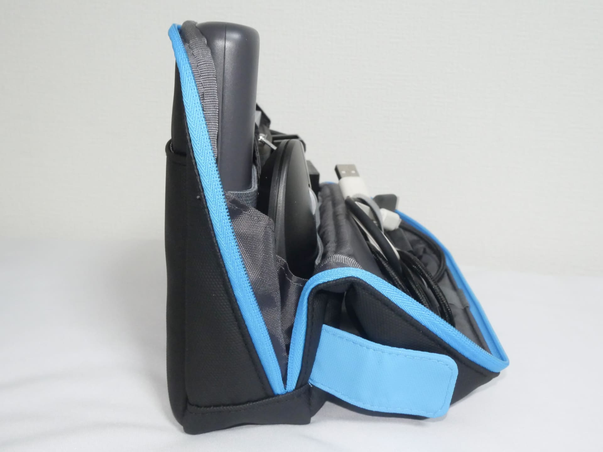 すると開いた状態でポーチが自立。より効率的に小物を見つけ、取り出せるようになる。