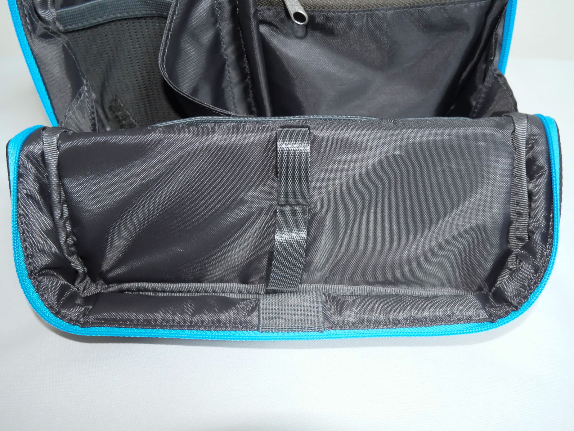 フラップ部分にはケーブル用のホルダーバンドが備わっている