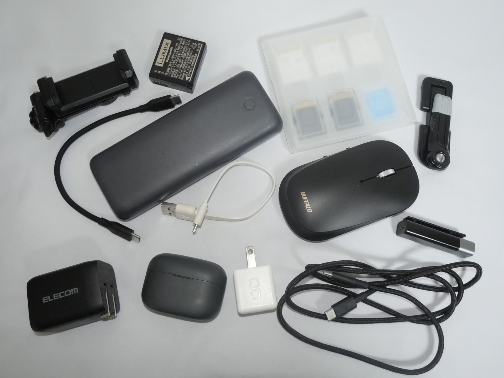 筆者が日頃持ち歩いて使用しているデジタル小物。充電器やモバイルバッテリーのほか、撮影に用いるカメラ関連の小物もいくつかあり、それなりに数が多いので意外とかさばる