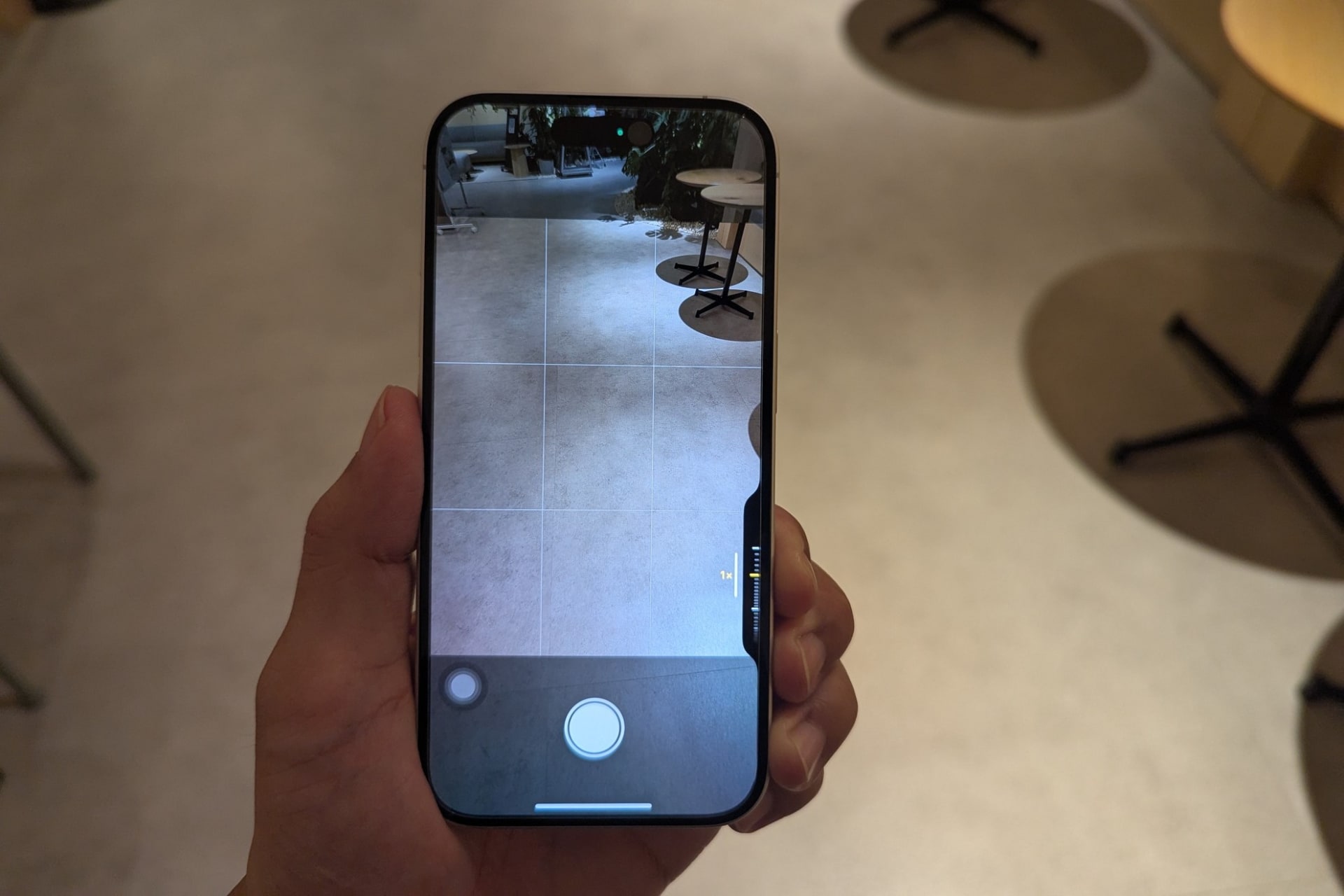 カメラコントロール、縦に自撮りする際に押しやすい位置ではあります