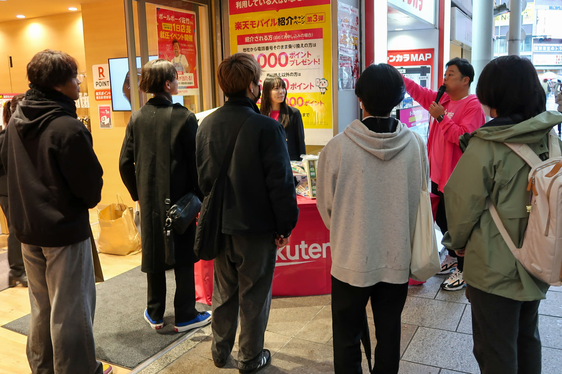 イベント当日は店頭で抽選会を開催。地元の人に名刺を配って楽天モバイルをアピールした