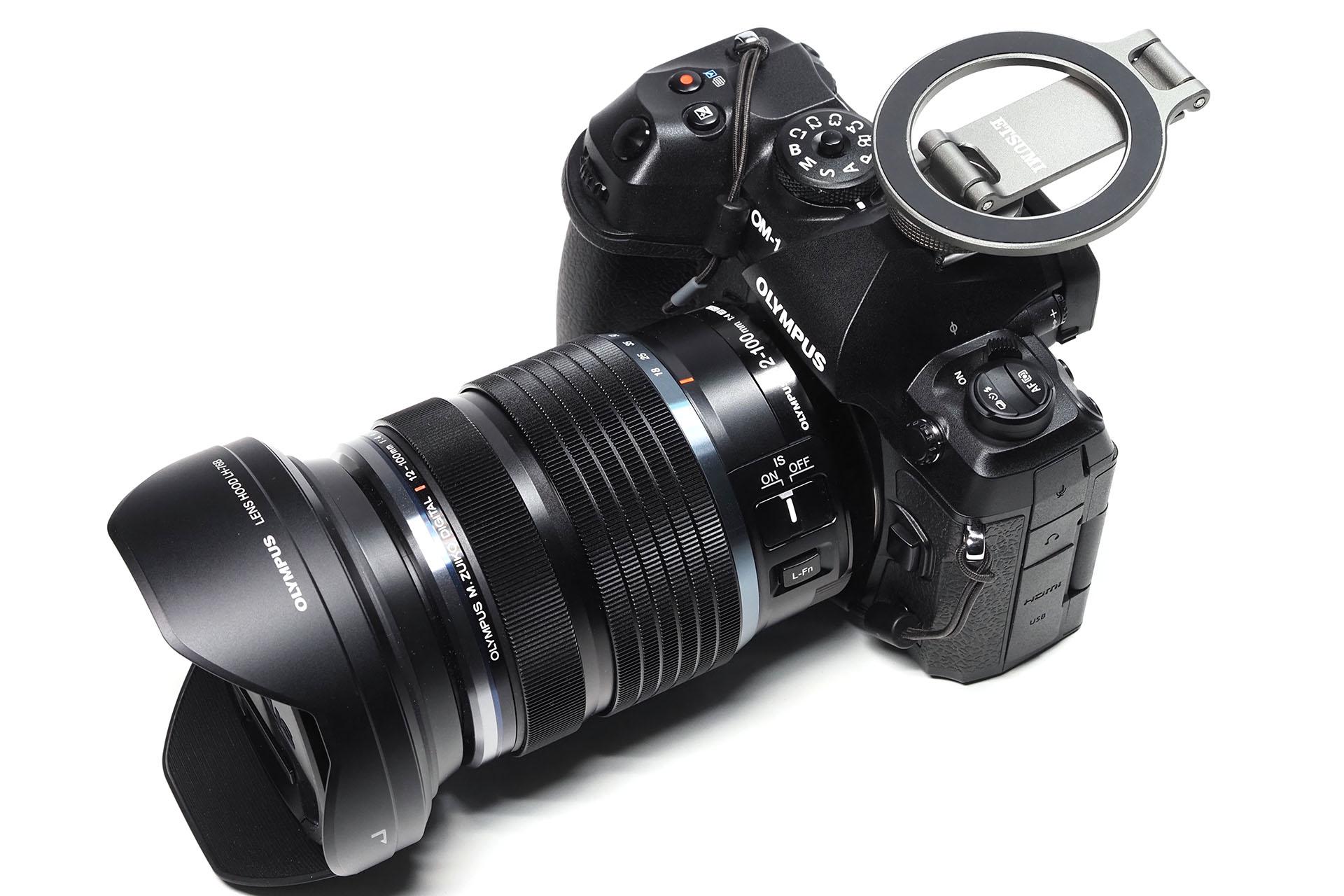 カメラにセットした様子。シュー部分のリング（ネジ）を回すことでガッチリと固定される。ヒンジ部分は硬めの設定で安定感がある。