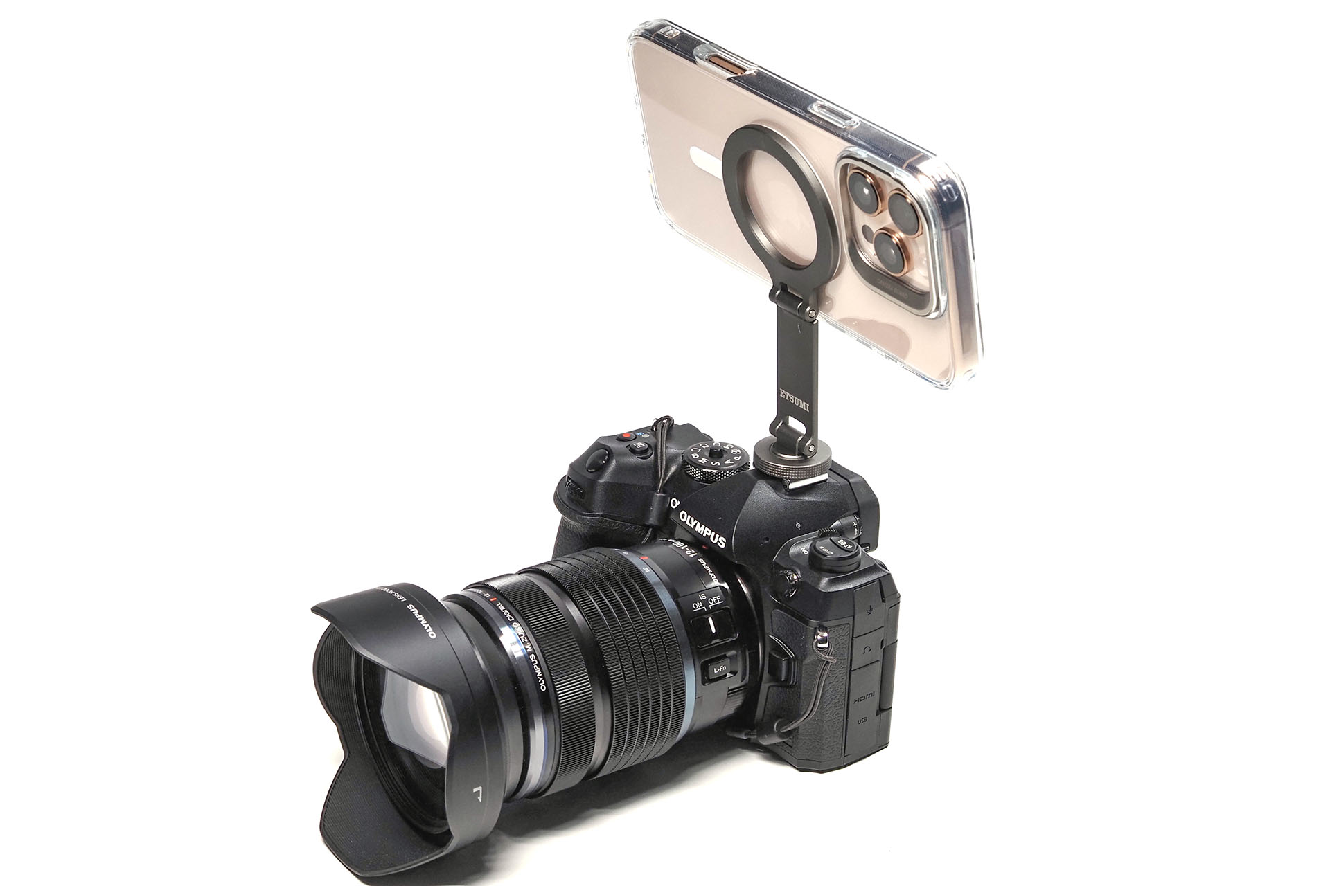 iPhoneをMagSafe吸着させた。一般的なスマートフォンをMagSafe（吸着）対応させるためのスチールリング（粘着貼付式）が付属するので、それを貼ったスマートフォンでも同様のことができる。