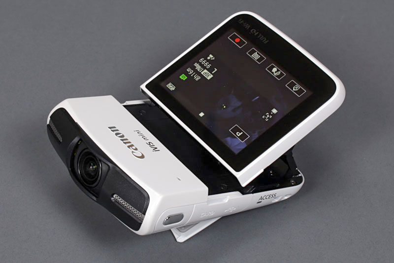 ちなみにこの小型ビデオカメラはキヤノン「iVIS mini」。2013年発売の製品である。