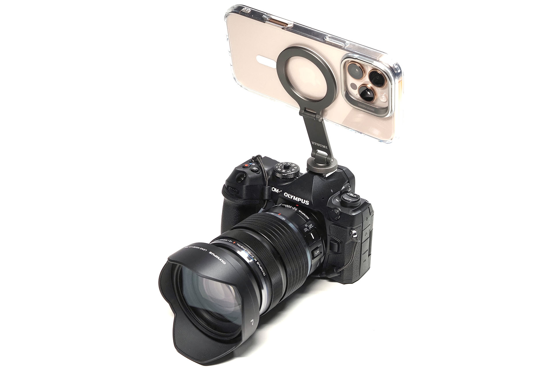 やっぱりスチルカメラの上にiPhoneをMagSafe吸着させて取材とかすると非常にイイんじゃないかと思う。なお、エツミ「マグセーフ対応シューコネクター」はけっこう上に伸びるタイプなので、スチルカメラがiPhone動画に写り込まないようにするのも容易だ。