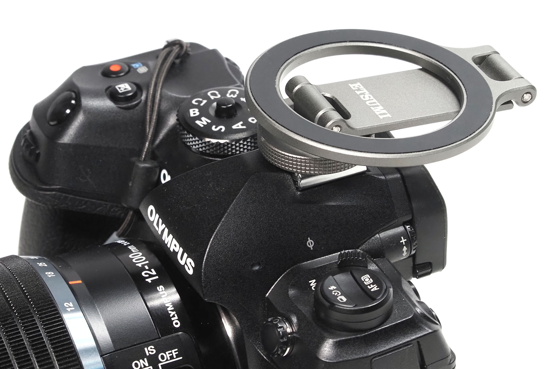 エツミ「マグセーフ対応シューコネクター」をシューの上でたたんだ様子。接眼してスチル撮影できなくなる。