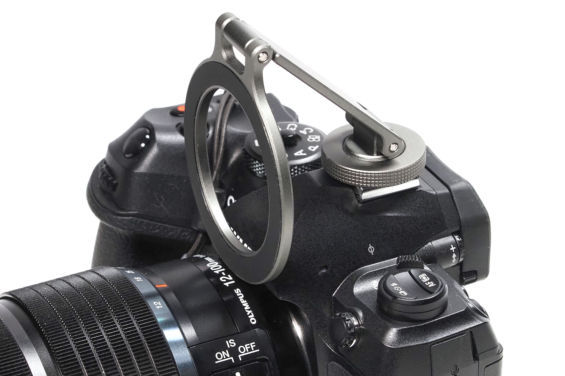 接眼する場合は、エツミ「マグセーフ対応シューコネクター」を上方向に立てつつ半分程度たたむといいかもしれない。