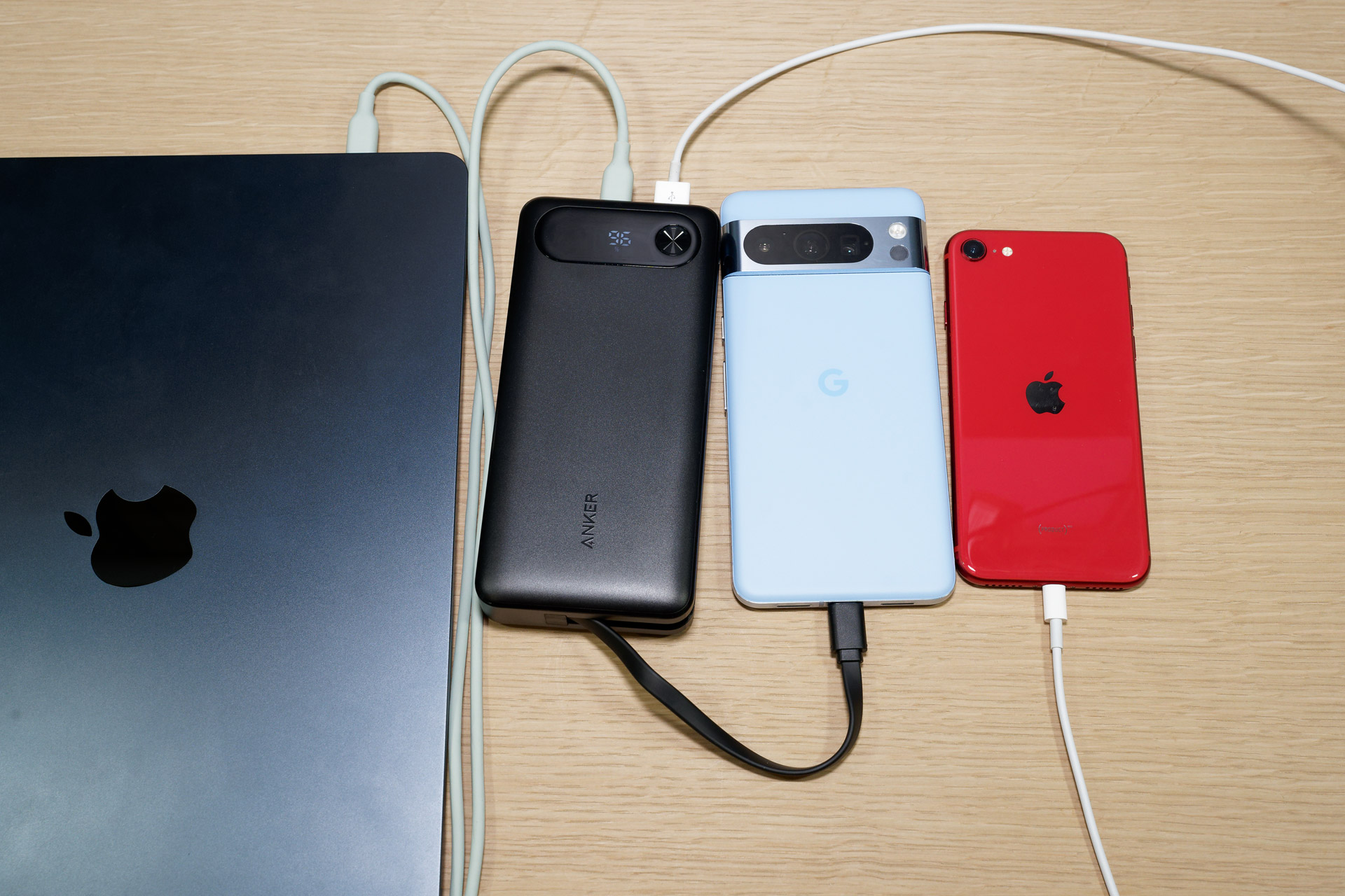 筆者がよく持ち歩くノートPC、スマホ、iPhoneの3台を同時に充電できるので問題なし