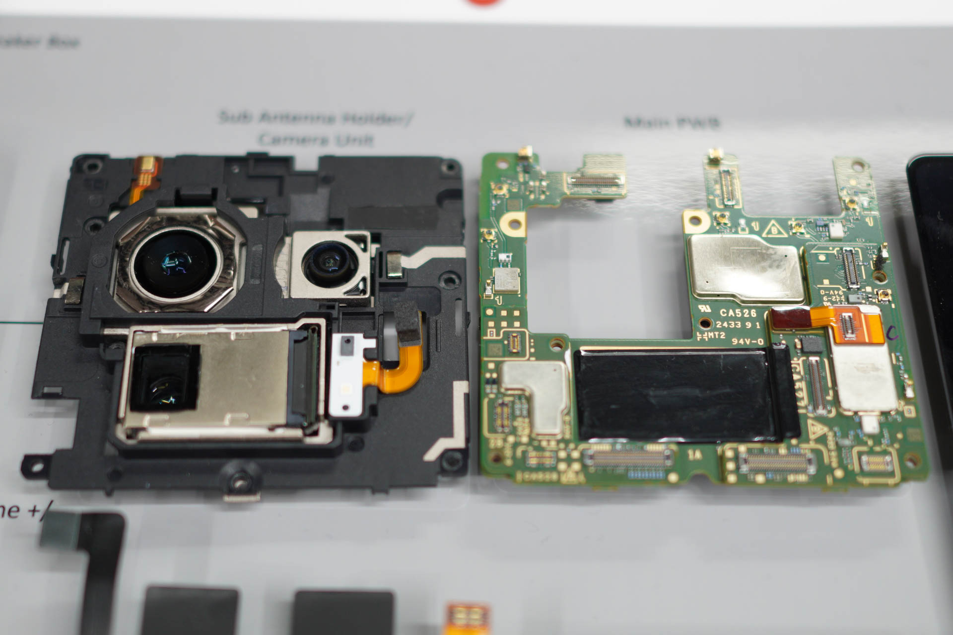左のカメラ基板が右のメイン基板に重なる形だが、メインカメラは厚みがあるので基板がその部分だけ避けている