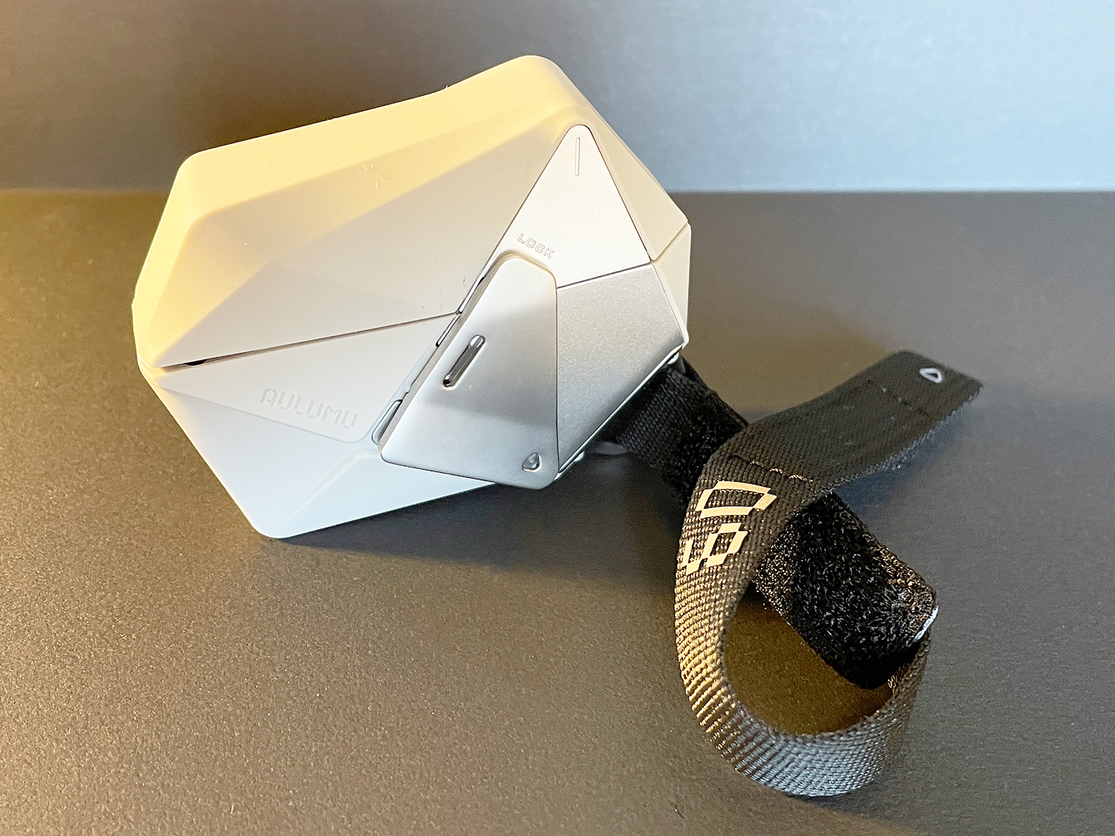 「Aulum A09 AirPods Proケース」。グレーと黒の2色で展開されているうちのグレーを選択しました。