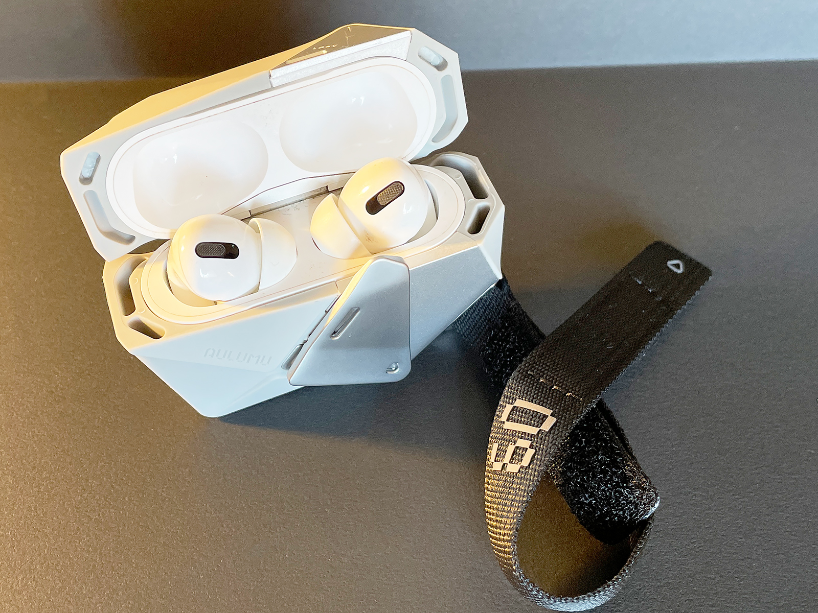 AirPods Proの第1/第2世代に対応。すっぽりと収めて使用します。