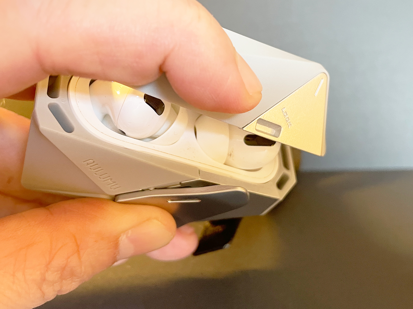 ラッチによるロック機構がついており、勝手にフタが開くのを防いでくれます。個人的にはAirPods Proのケースには必須の機能だと思います。