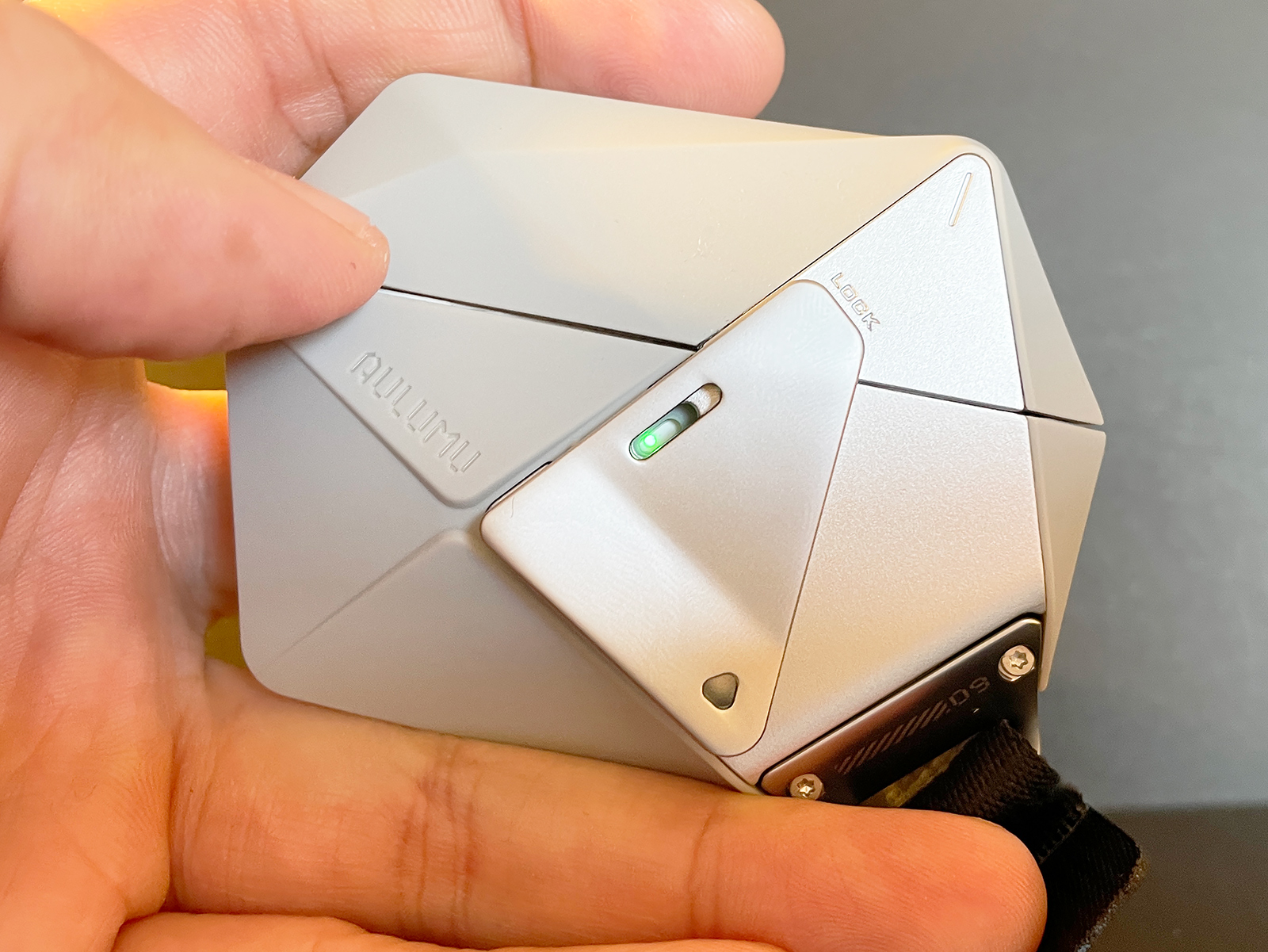 ラッチの隙間から充電状況のLEDランプが見えるようになっています。