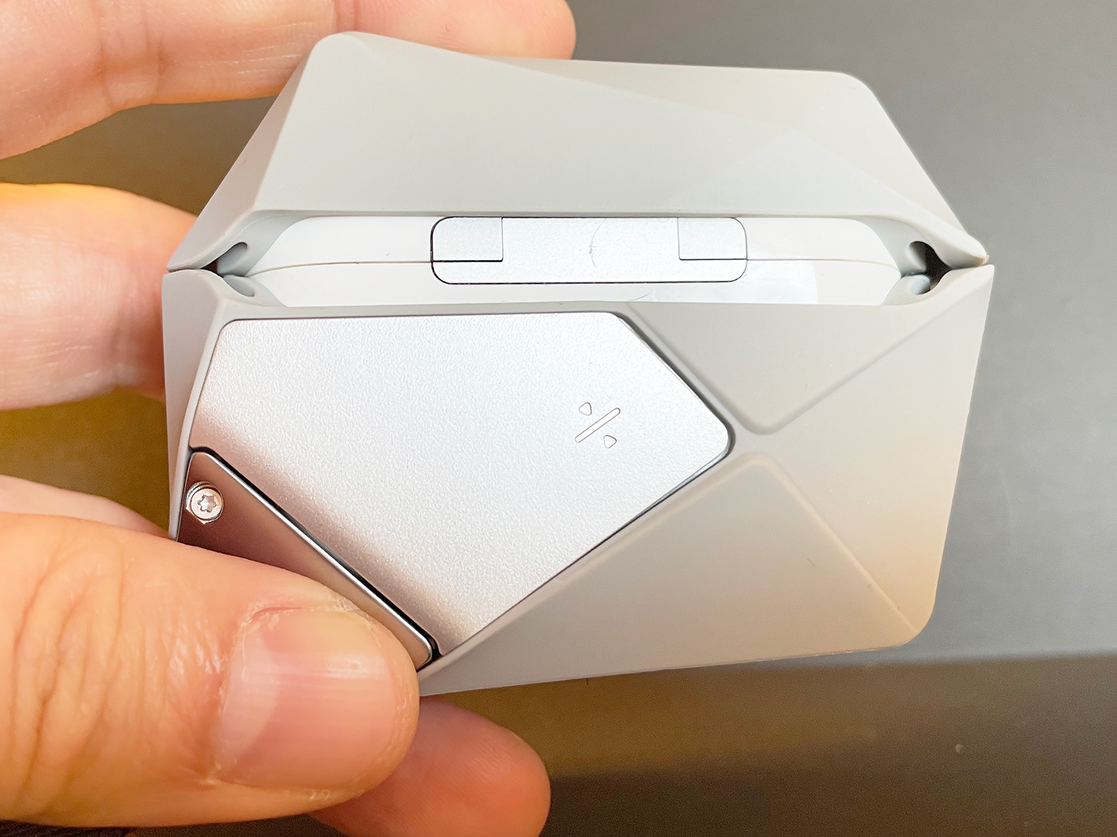 背面からリセットボタンを押せる仕組み付き。あまり使わないとは思いますが、あると便利かも。