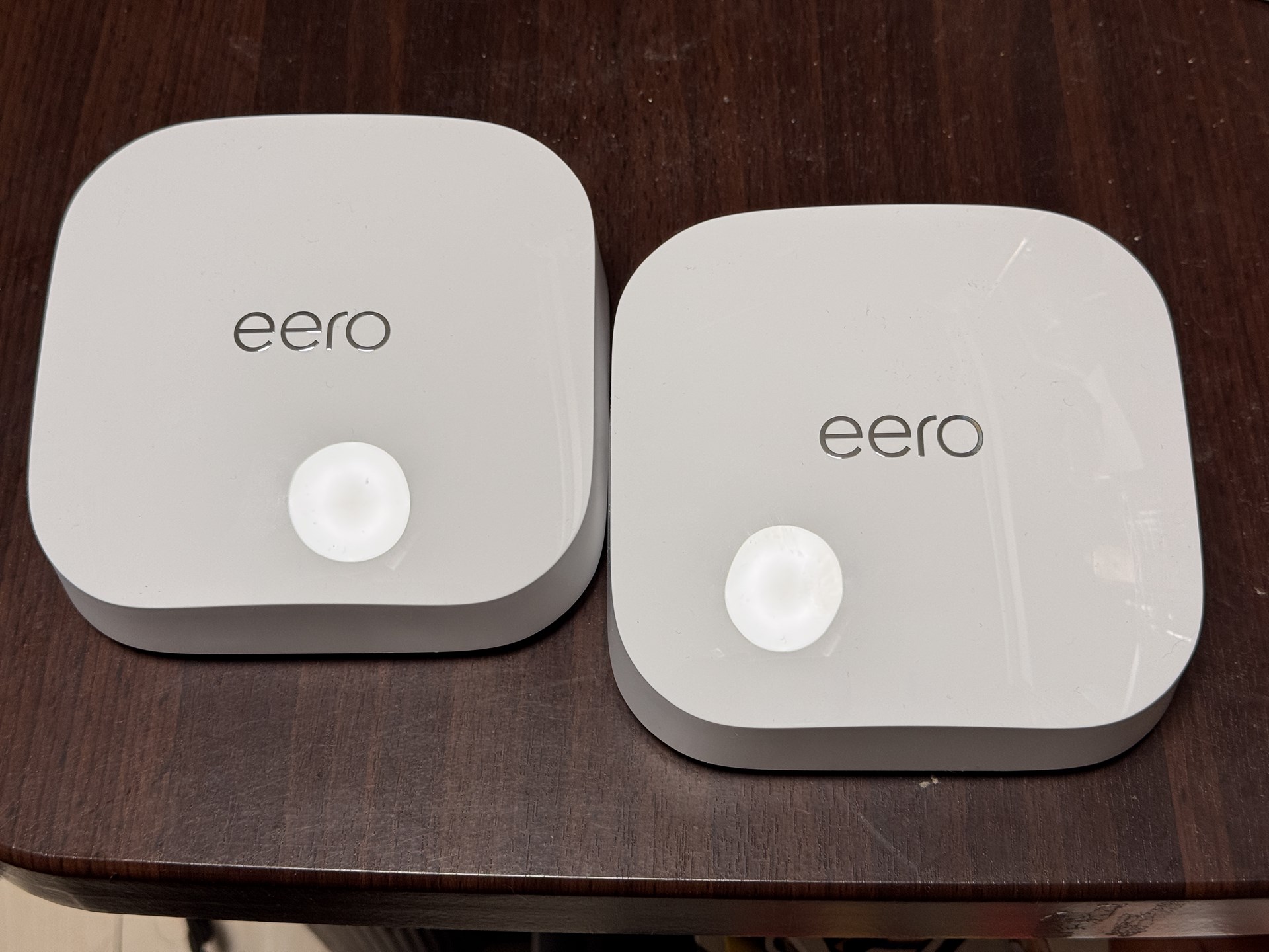 Amazon「eero Pro 6E」。2ユニット対応は同じユニットが2つになる。