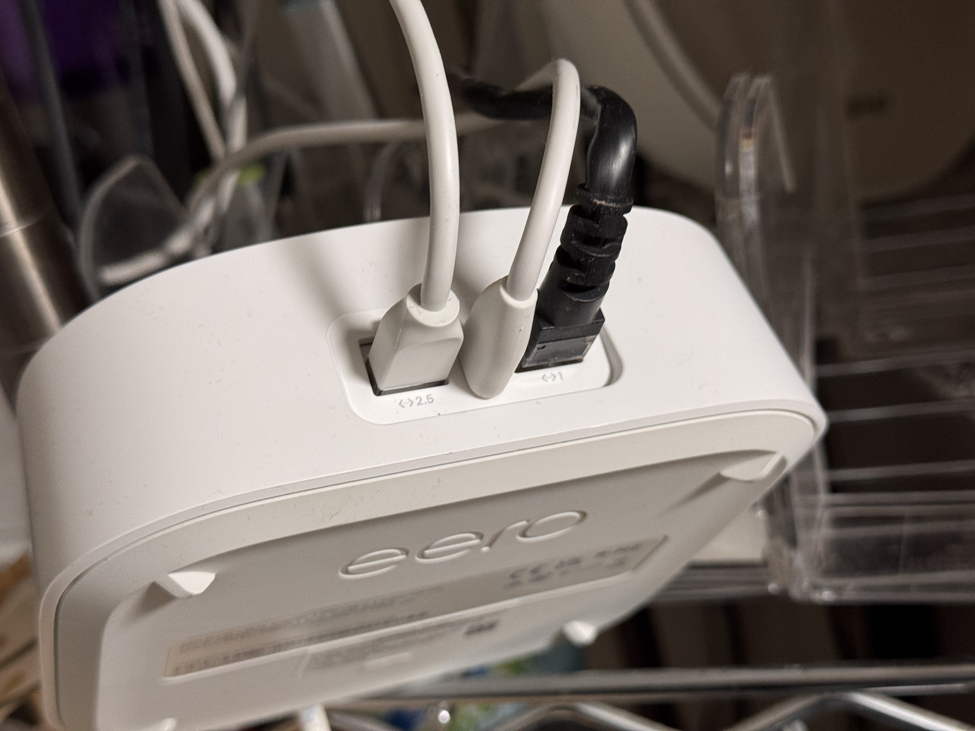 1つはONUと接続するため、機器との接続に使えるLAN端子が1つしかない。