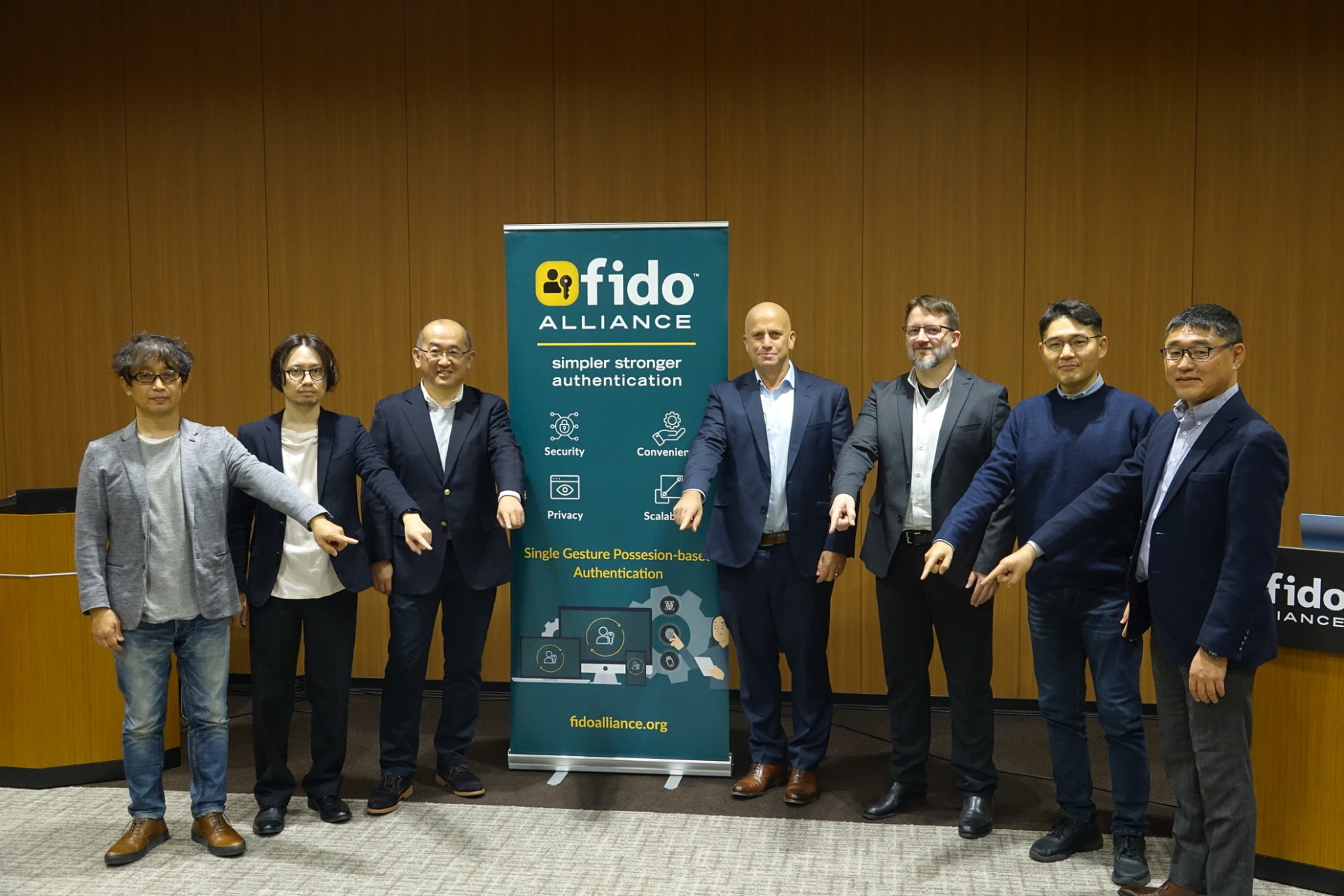 左からFIDO アライアンス ボードメンバー / FIDO Japan WG 副座長のメルカリ 執行役員 Group CISO 市原尚久氏、 FIDO Japan WG 副座長のLINE ヤフー LY 会員サービス統括本部 ID 本部 本部長 伊藤雄哉氏、FIDO アライアンス 執行評議会・ボードメンバー・FIDO Japan WG 座長のNTT ドコモ チーフセキュリティアーキテクト 森山光一氏、FIDO アライアンス エグゼクティブディレクター 兼 CEOのアンドリュー・シキア氏、FIDO アライアンス 執行評議会・ボードメンバーのYubicoチーフテクノロジーオフィサー クリストファー・ハレル氏、FIDO アライアンス シニア・ディレクターのジューン・リー氏、APAC マーケット開発シニアマネージャーの土屋敦裕氏