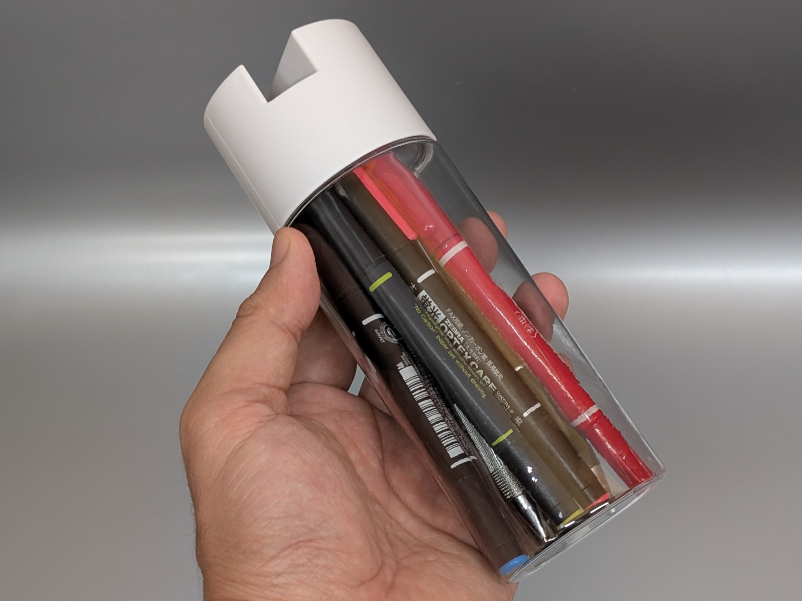 ペン類を入れたところ。収容力はかなりあり、細いペンならば10本近くは入る