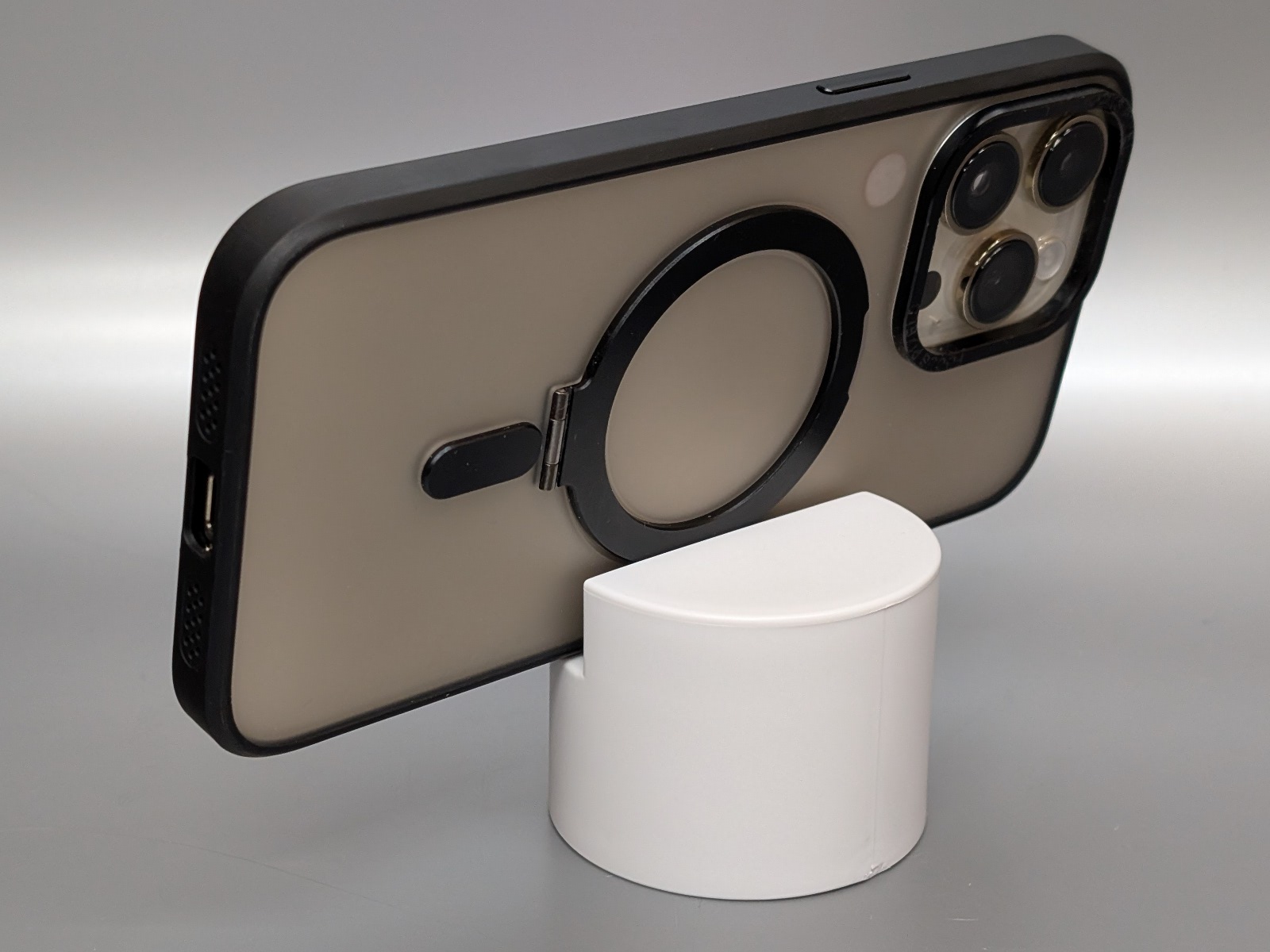 背後から見たところ。縦向きにスマホを立てるのはバランス上NGだ