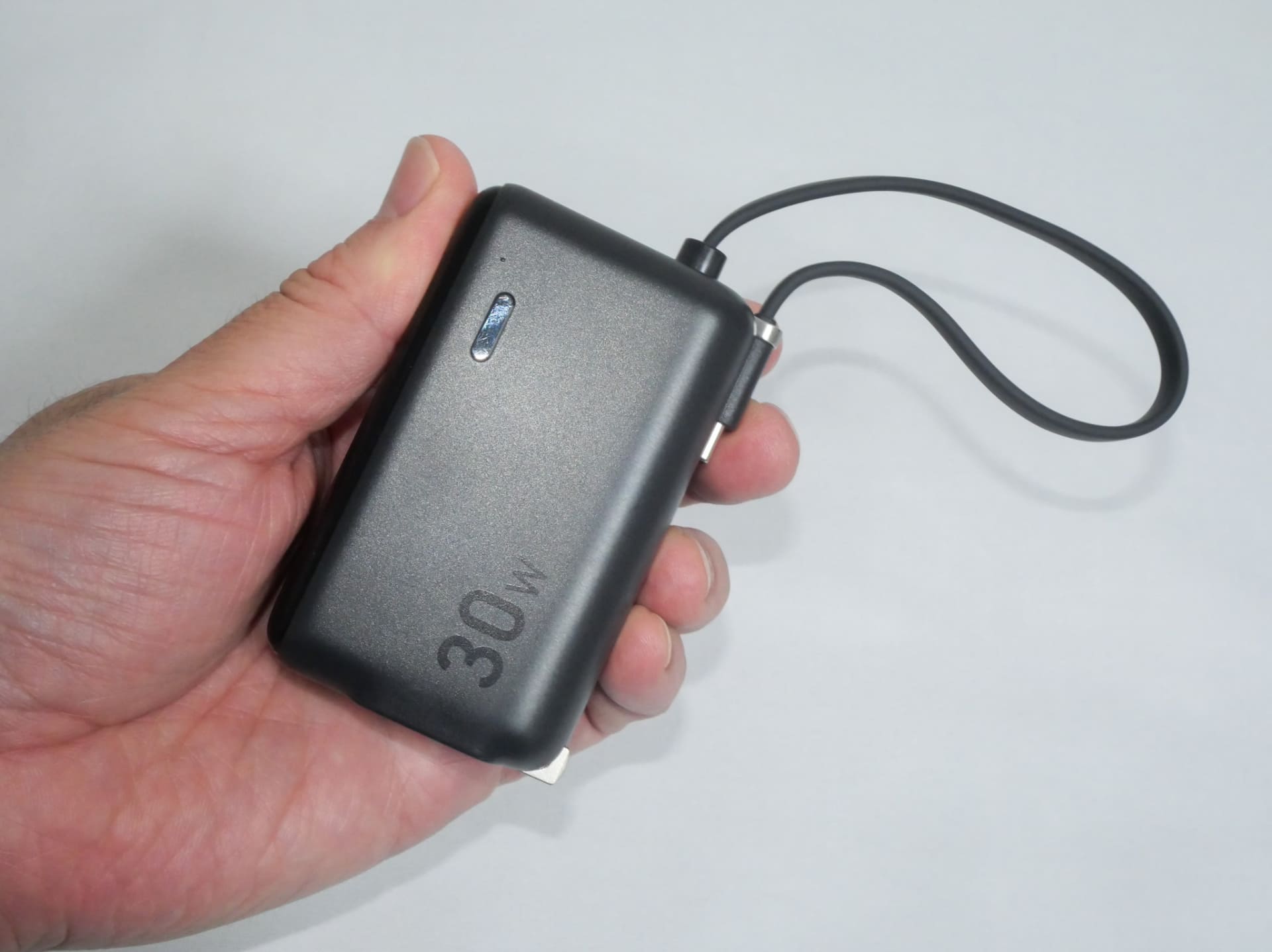 アンカーの「Anker Power Bank (30W, Fusion, Built-In USB-C ケーブル)」。名前は長いが、スマートフォンの充電に必要な全ての要素を備えたモバイルバッテリーとなる