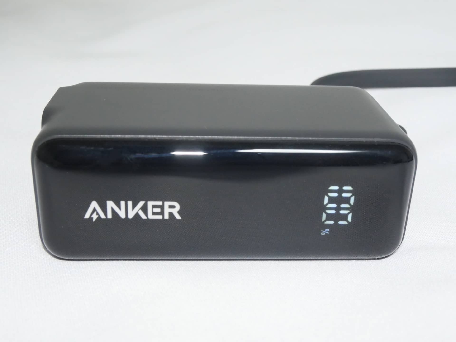 バッテリーの容量は5000mAhだが、日常使いには十分な容量。残量を確認できるディスプレイも備わっている