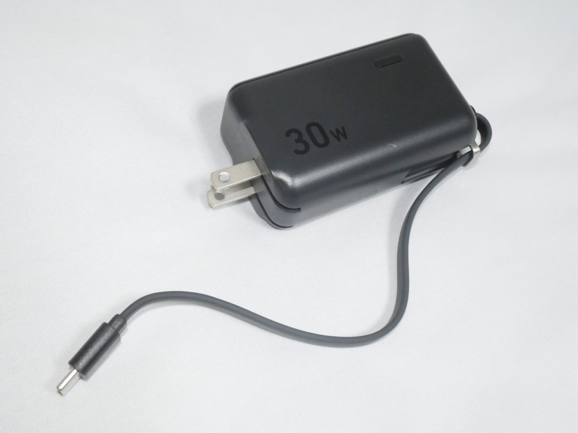 バッテリーに加え、本体を直接充電できるプラグ、そしてスマートフォンを接続できるケーブルをも内蔵。急速充電器としても利用可能だ