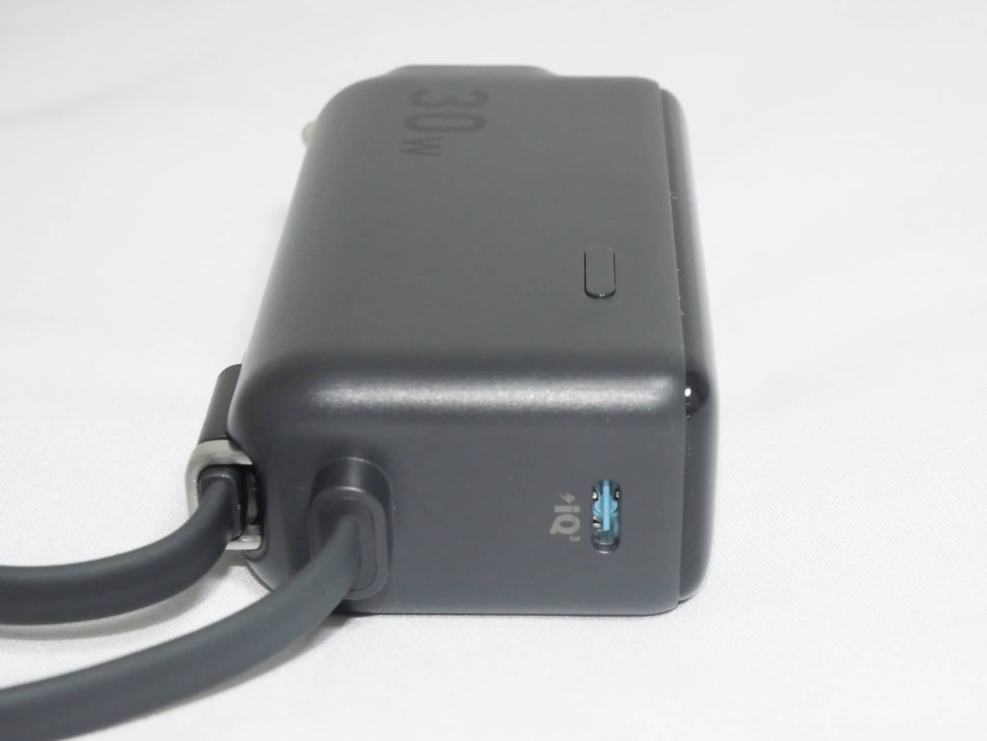 本体にはUSBケーブルを接続できる端子も備わっており、2台の機器を同時充電することも可能。万が一内蔵ケーブルが断線した時の予備としても活用できる