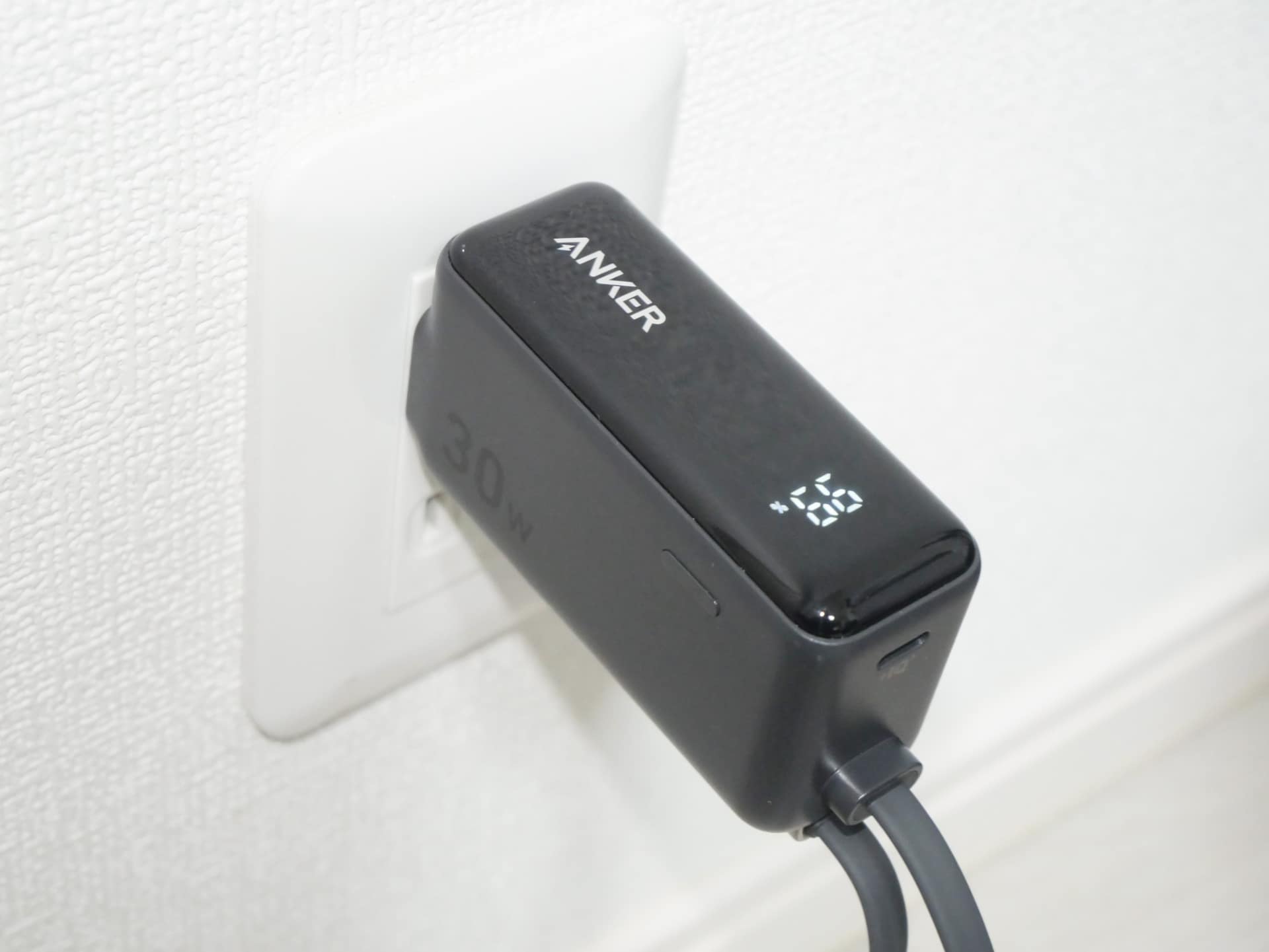 本体がコンパクトなので、充電プラグは本体と垂直になる仕組み。それゆえコンセントの場所による制約を受けにくい