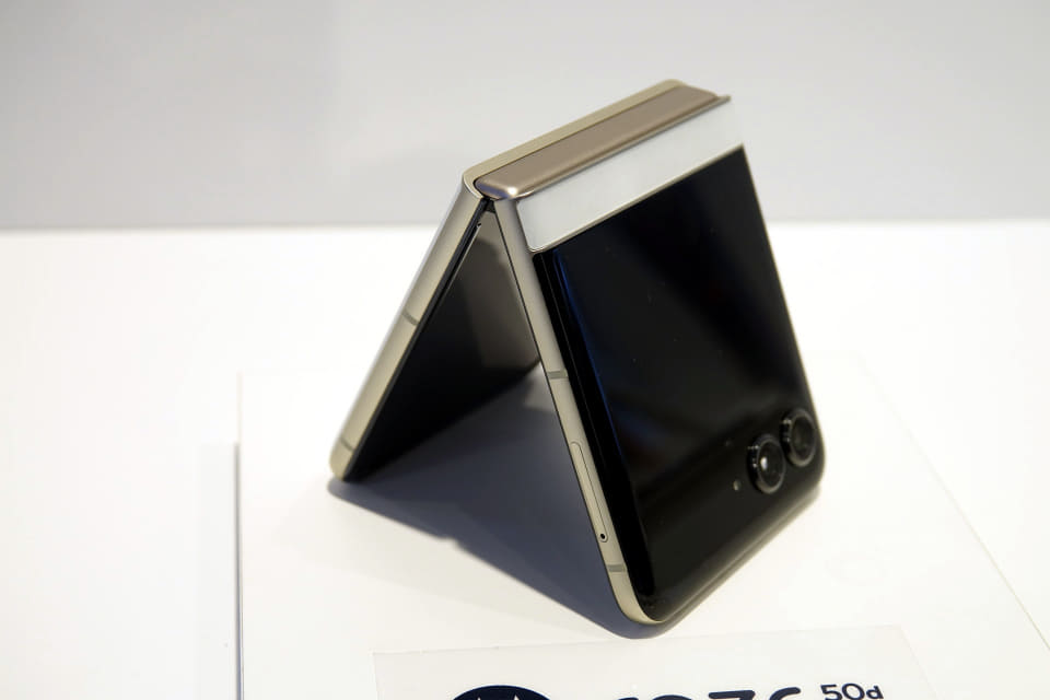 写真で見る「motorola razr 50d」実機と目黒蓮の相棒“ミニREN”がいる