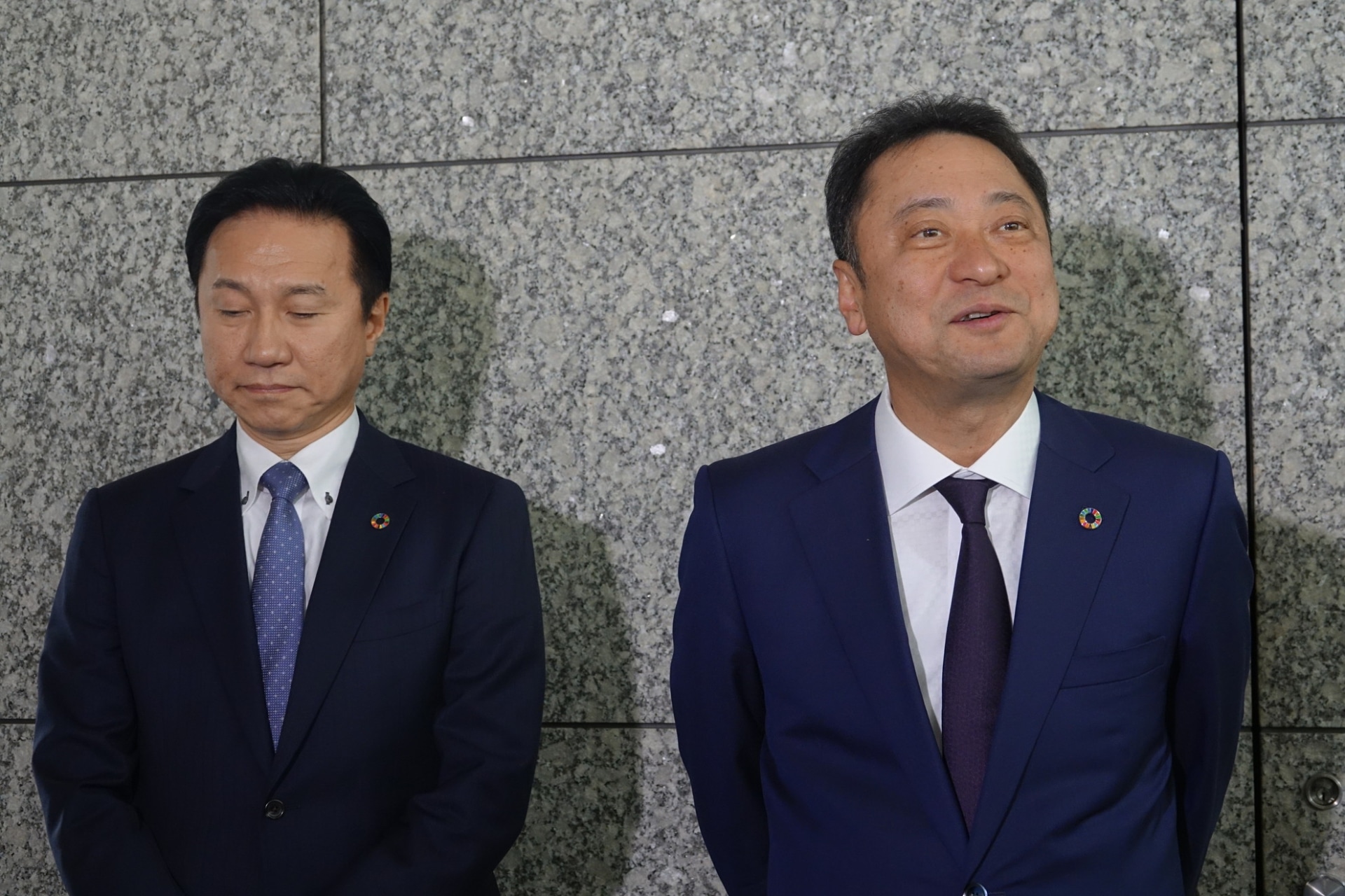 囲み取材に応えるCTOの佃英幸氏（左）と宮川社長（右）