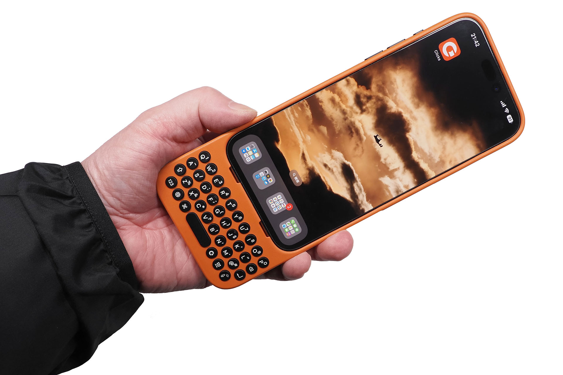 Clicks KeyboardにiPhone 16 Pro Maxを入れた様子。長〜くなっちゃうが、iPhoneの使用には大きな問題はない。