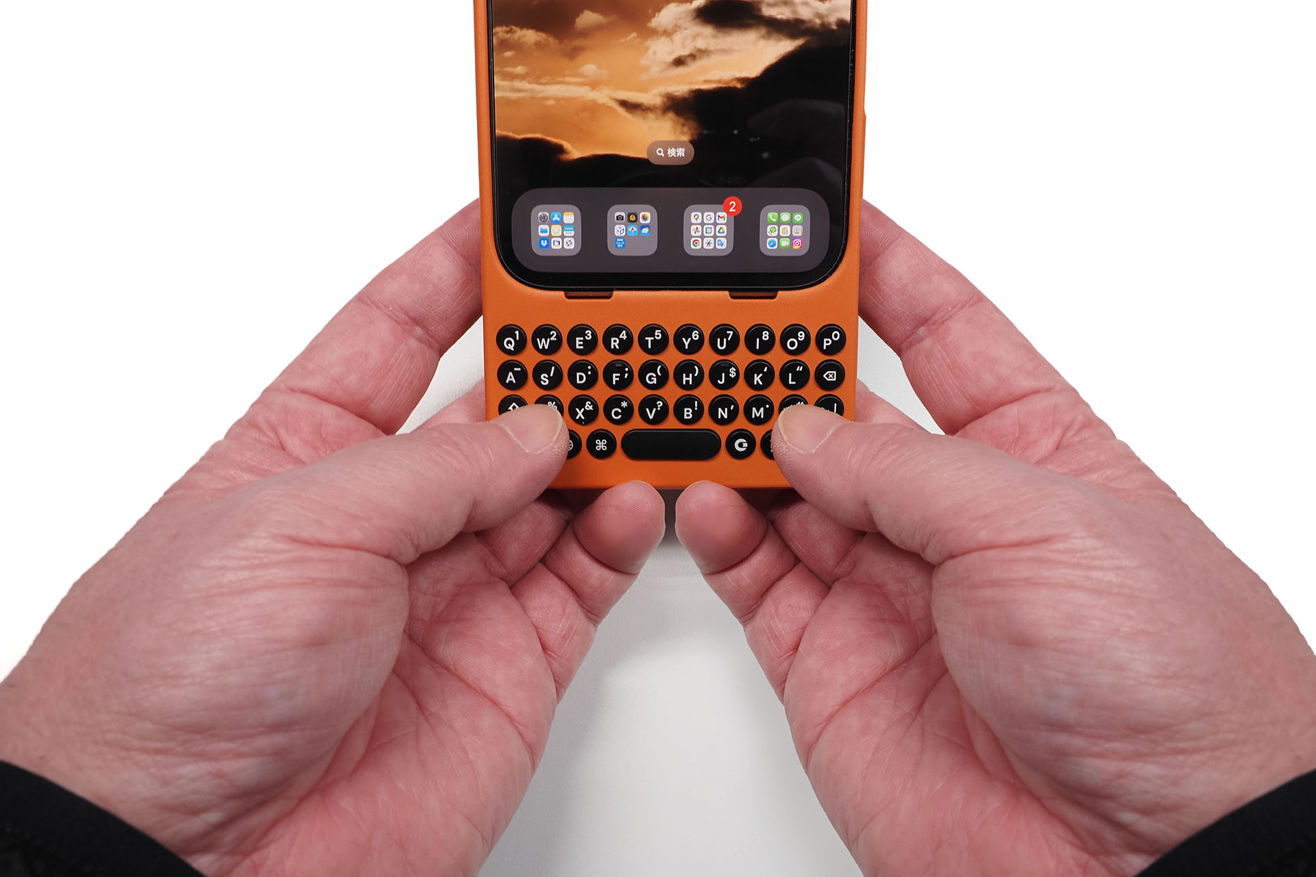 基本的には両手親指でタイプするので、こんなふうに持つことになる。