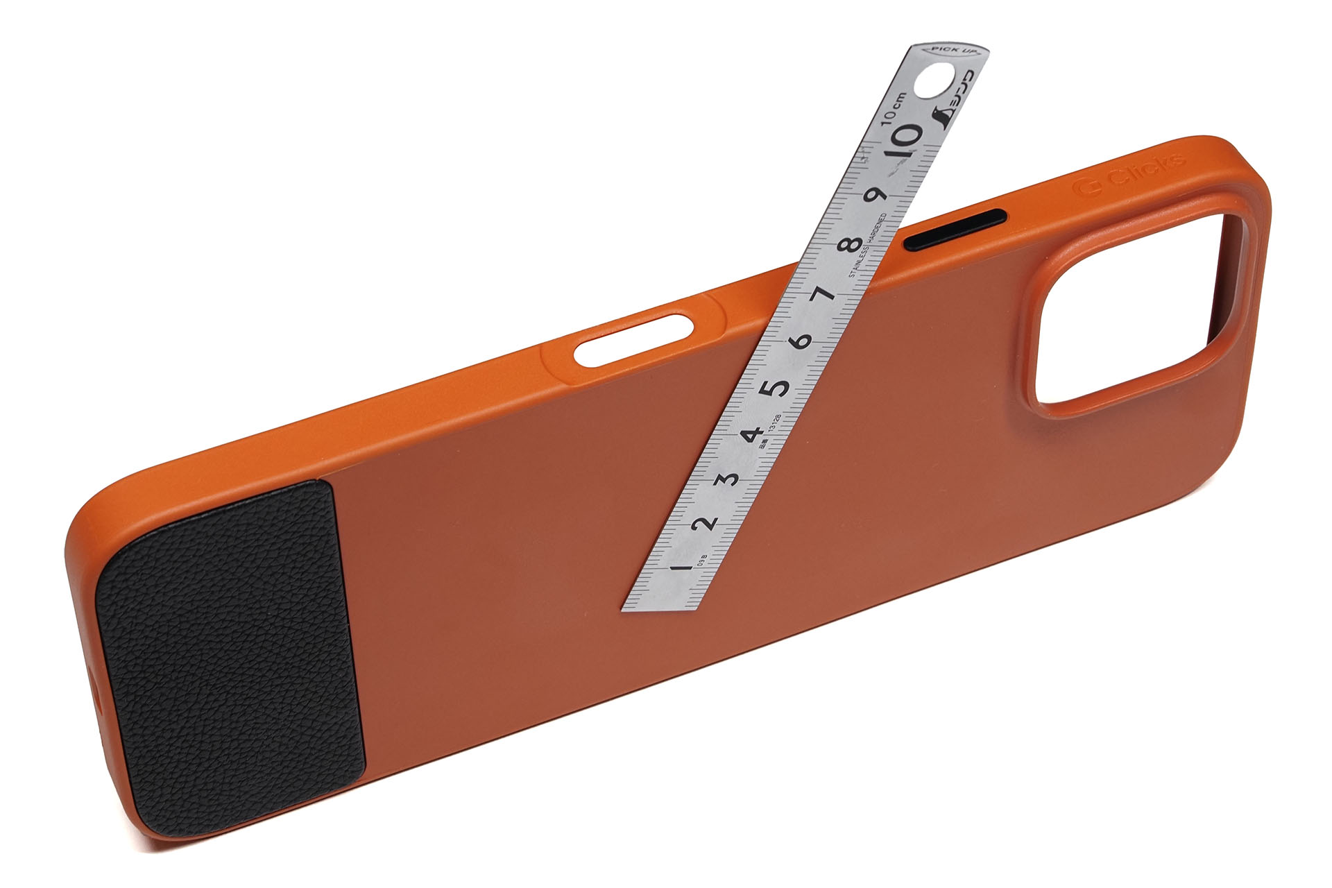 iPhone 16シリーズ用のClicks KeyboardはMagSafe対応。ケースにマグネットが内蔵されており、各種MagSafe対応アイテムを非常に強く吸着する。鉄定規もこんなふうにくっつく。