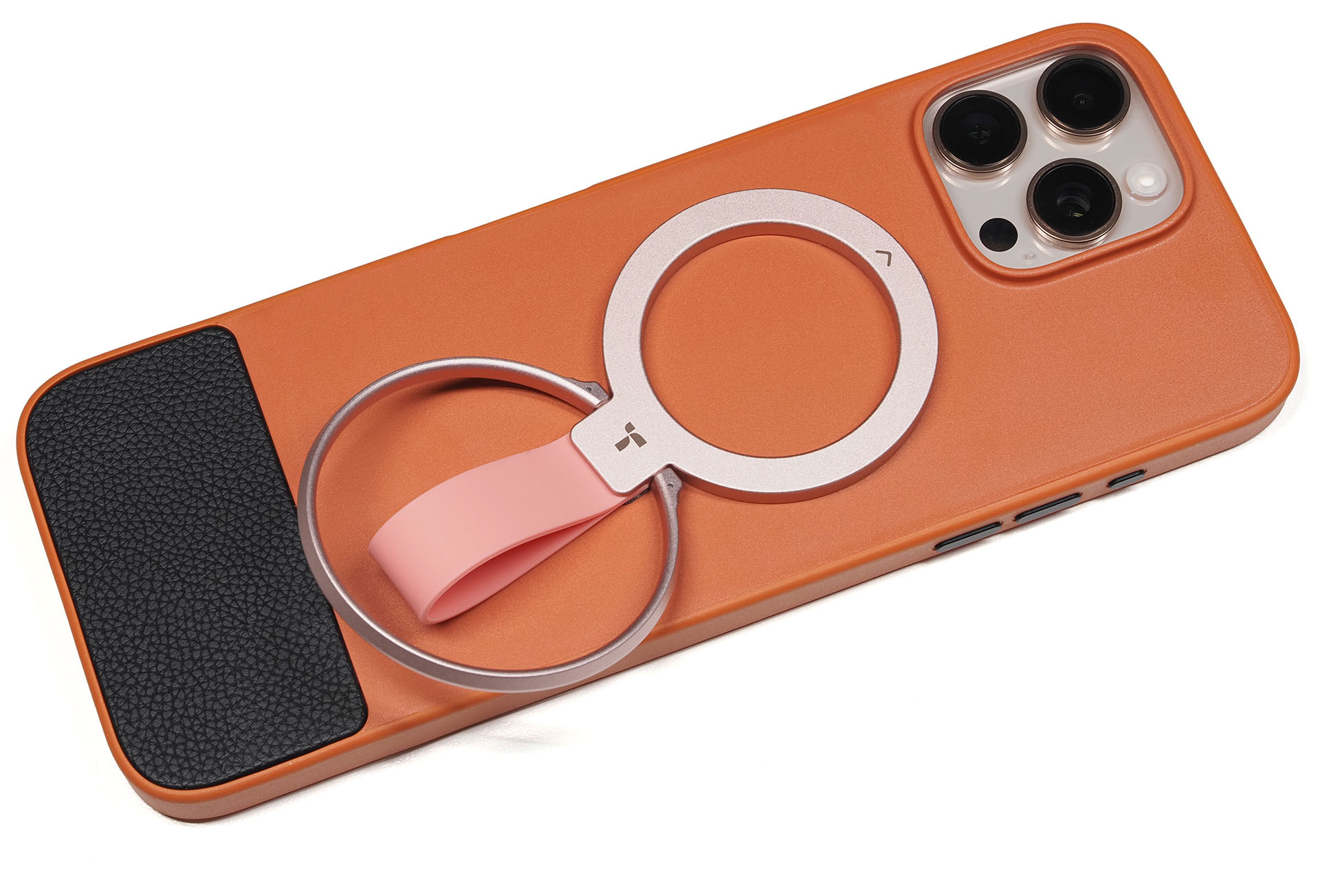 TORRASブランドのMagSafe対応スマートフォンリング。ピンクの部分に指を通して使う。リング状のパーツを起こすとスタンドとしても使える。