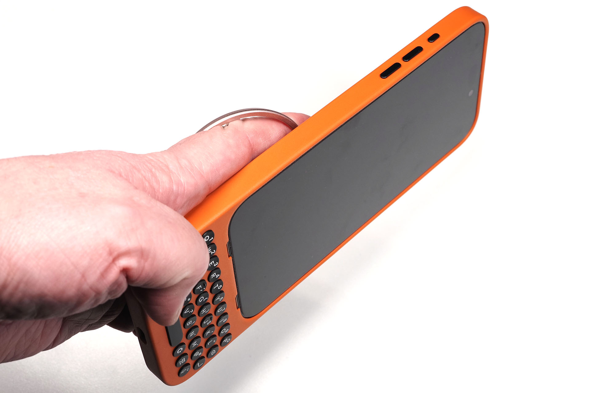 こんなふうに指を通してみたら、その手の親指だけでもタイプできるほど、安定的にホールドできた！