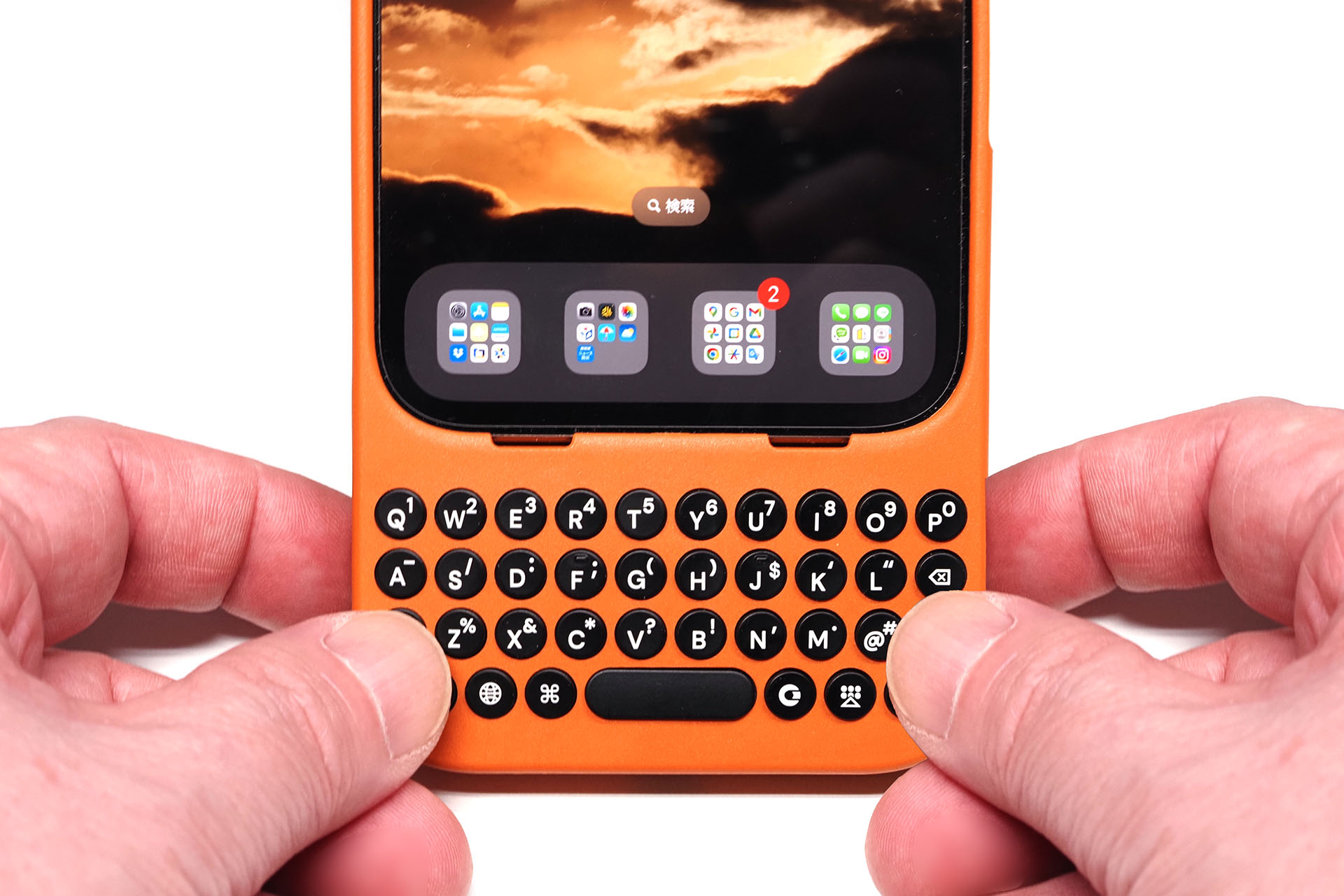 スタンドを使ってClicks Keyboardを机上に置いてタイプすると非常に安定的に使える。スタンドを机面に当て、両手でClicks Keyboard下端を少し持ち上げるようにして使っても快適。