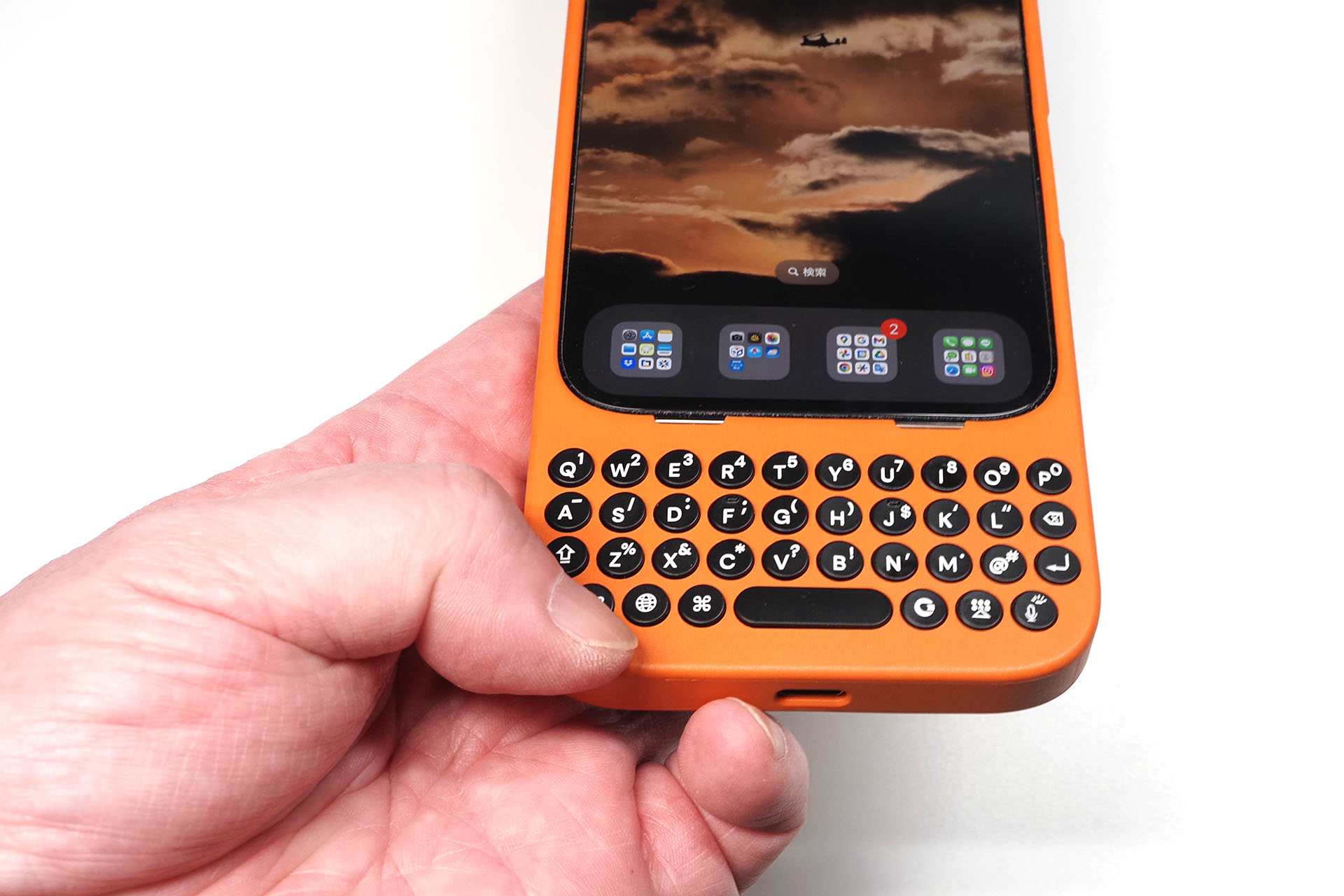 これも片手でほぼ完璧にiPhone 16 Pro Max入りClicks Keyboardをホールドできた。