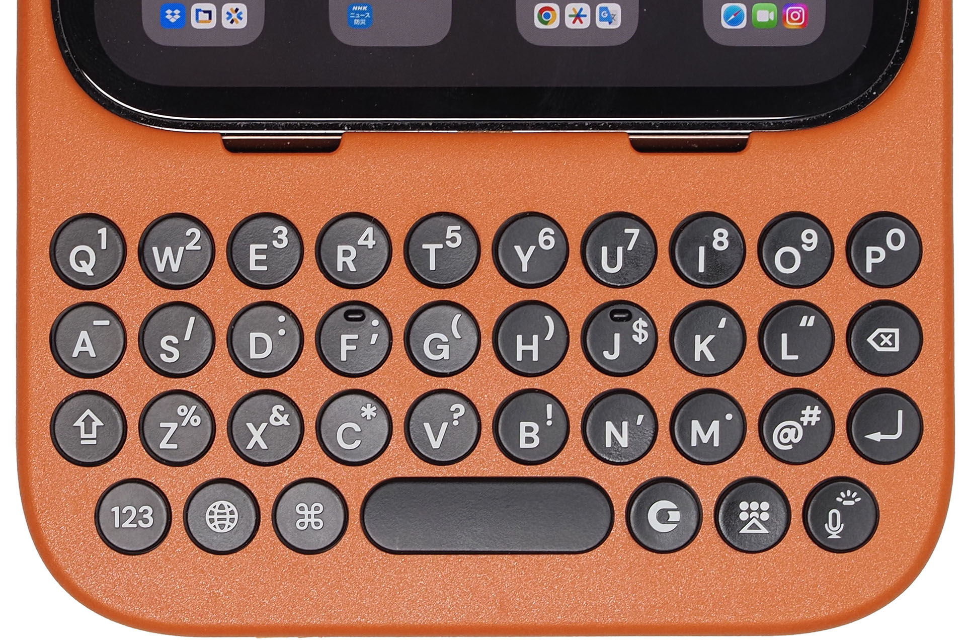 Clicks Keyboardのキー配列。QWERTY配列で、123キーとの同時押しでキー右上の数字や記号を入力できる。同時押しでなく「123キー押下して離して→すぐに目的のキー押下」としてもキー右上の数字や記号を入力できる(コマンドキーについても同様)。またモードを変えるとWASDやIJKLが方向キー(カーソルキー)として機能するなど、十分な実用性を備えている。ちなみにバックライトも搭載しており、任意にオンオフする機能もある。