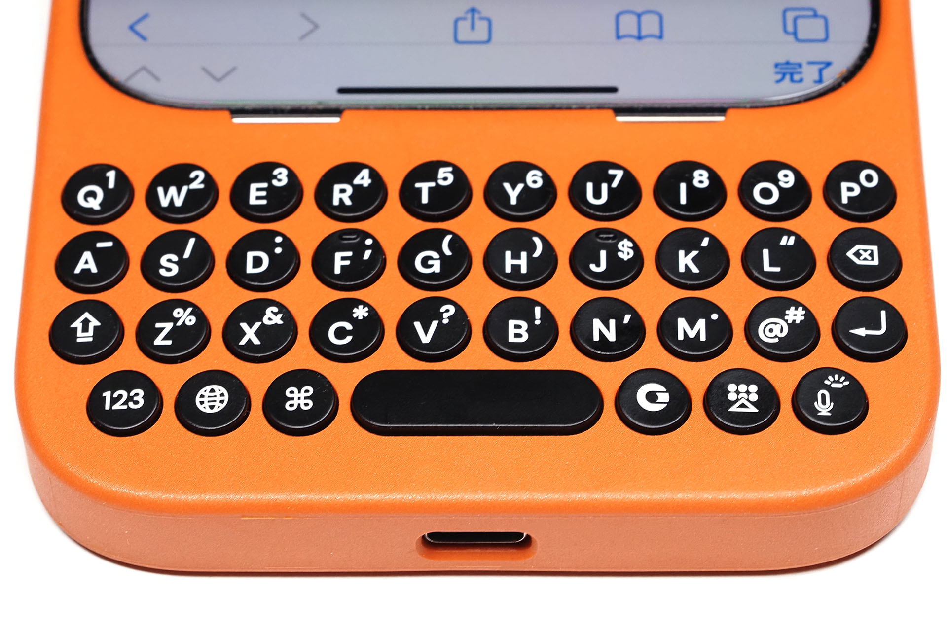 入力言語切り替えキーやコマンドキー、ソフトウェアキーボード表示・格納キー、音声入力キーがあるので、Clicks Keyboardとソフトウェアキーボードのそれぞれの便利な操作感を並行的に利用できる。