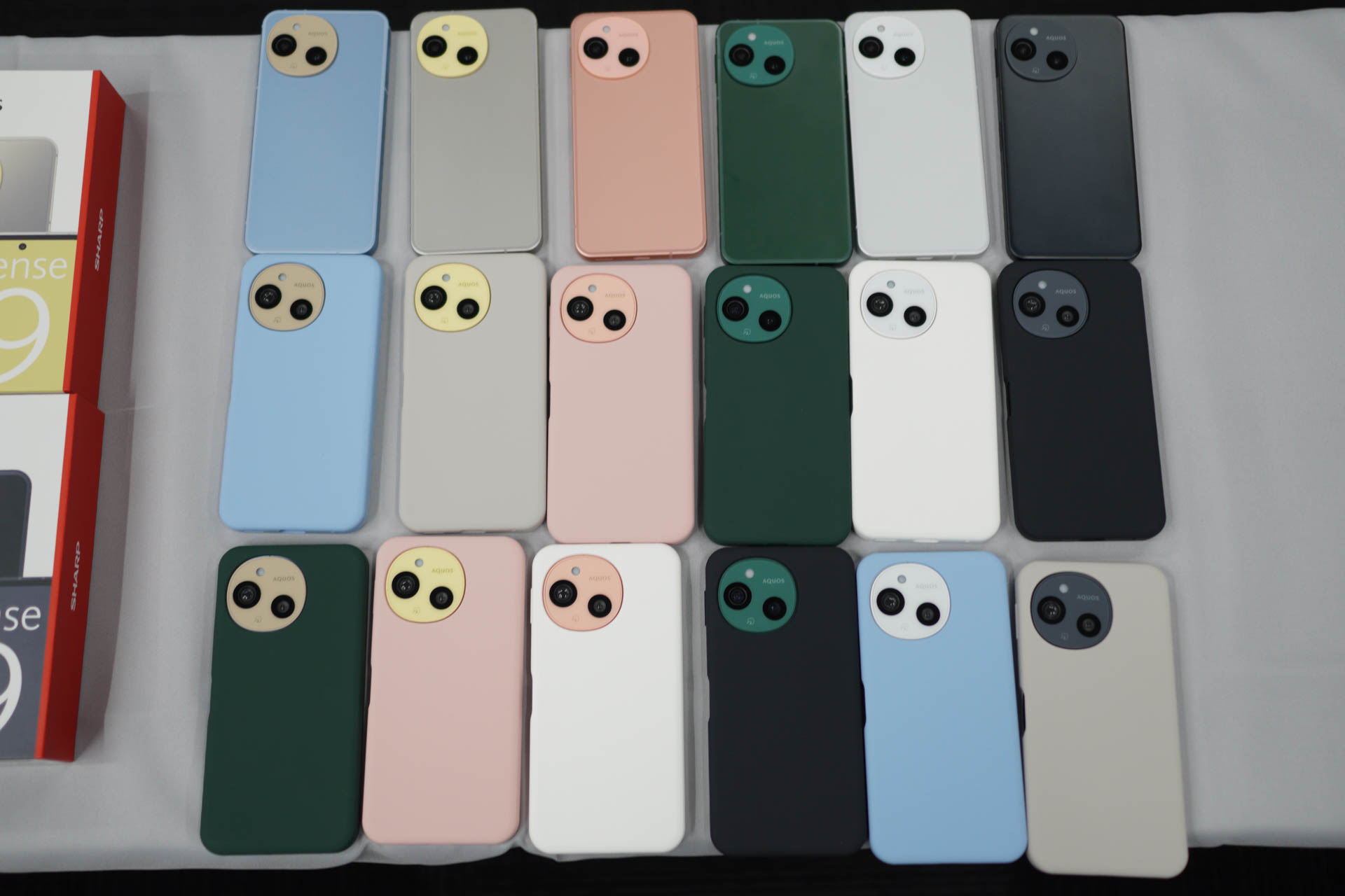 カラーバリエーションは本体・別売り純正ケースともに6種類。それぞれ別の組み合わせも楽しめるようになっている