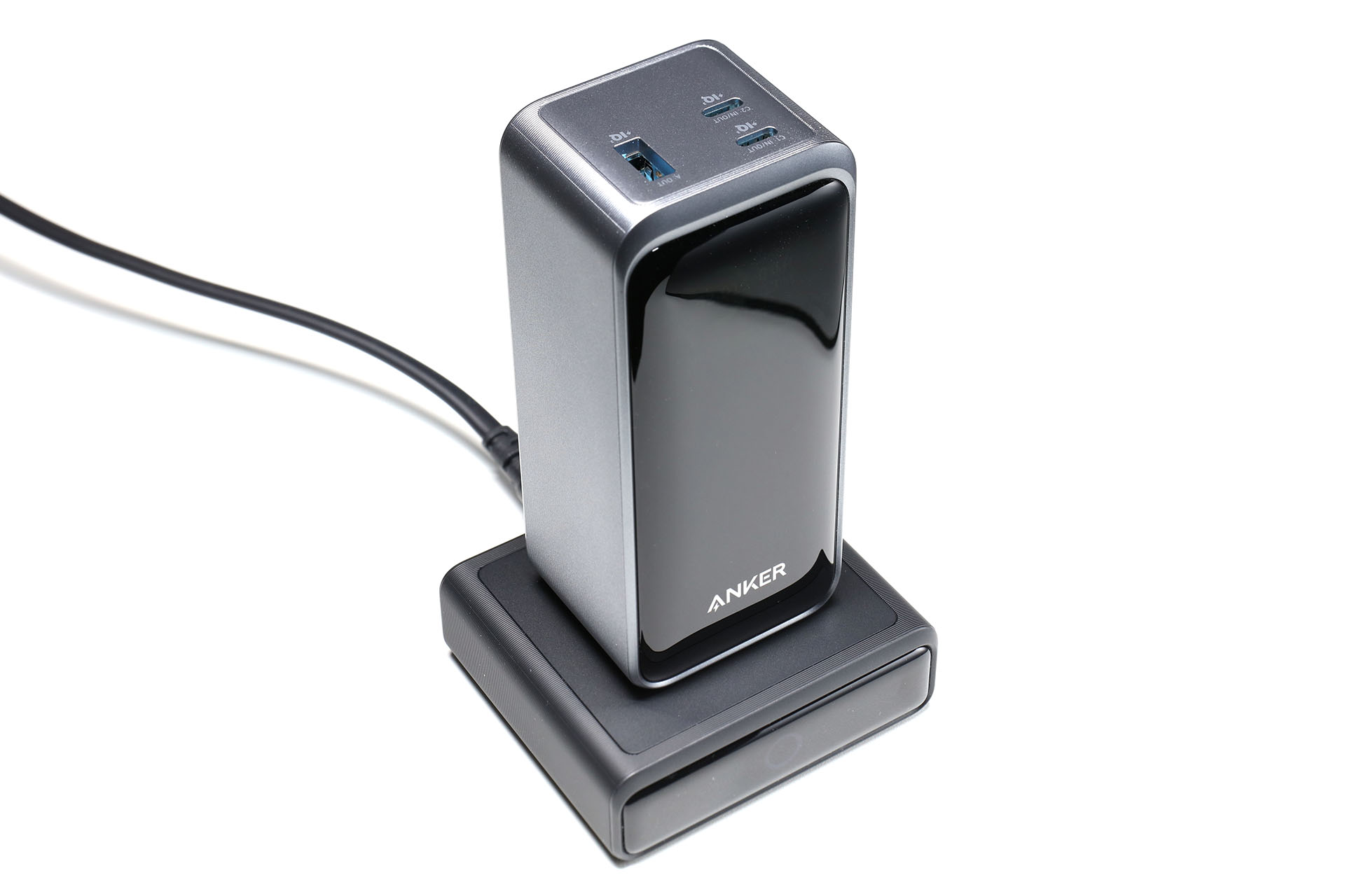 モバイルバッテリーの下にあるのがAnker Charging Base （100W） for Anker Prime Power Bank。痛快なスピードで急速充電できる！